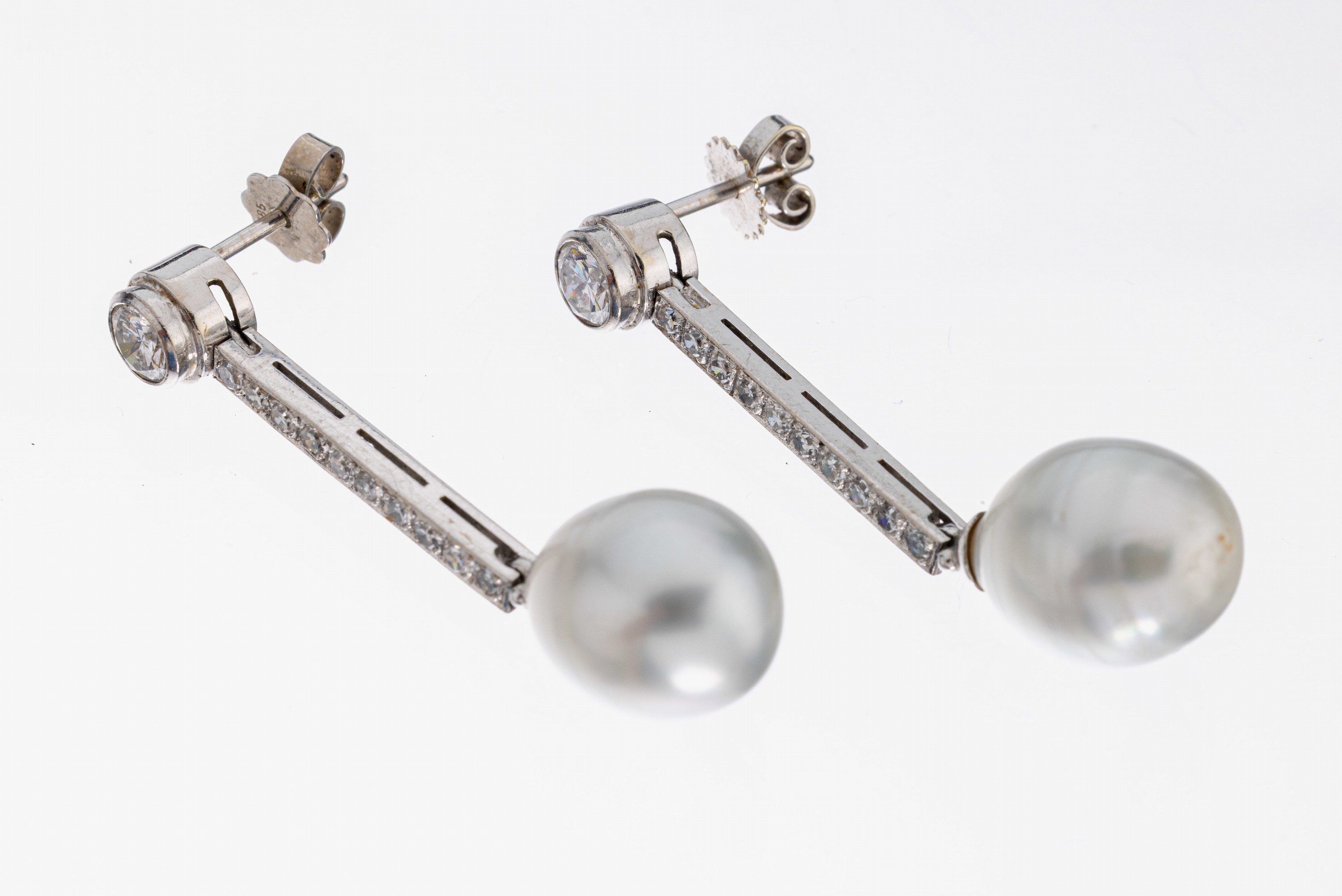 Image 26992717 - Paar 14 kt Gold Brillant-Perl-Ohrstecker, WG 585/000, je mit einem Brillanten zus. ca. ...