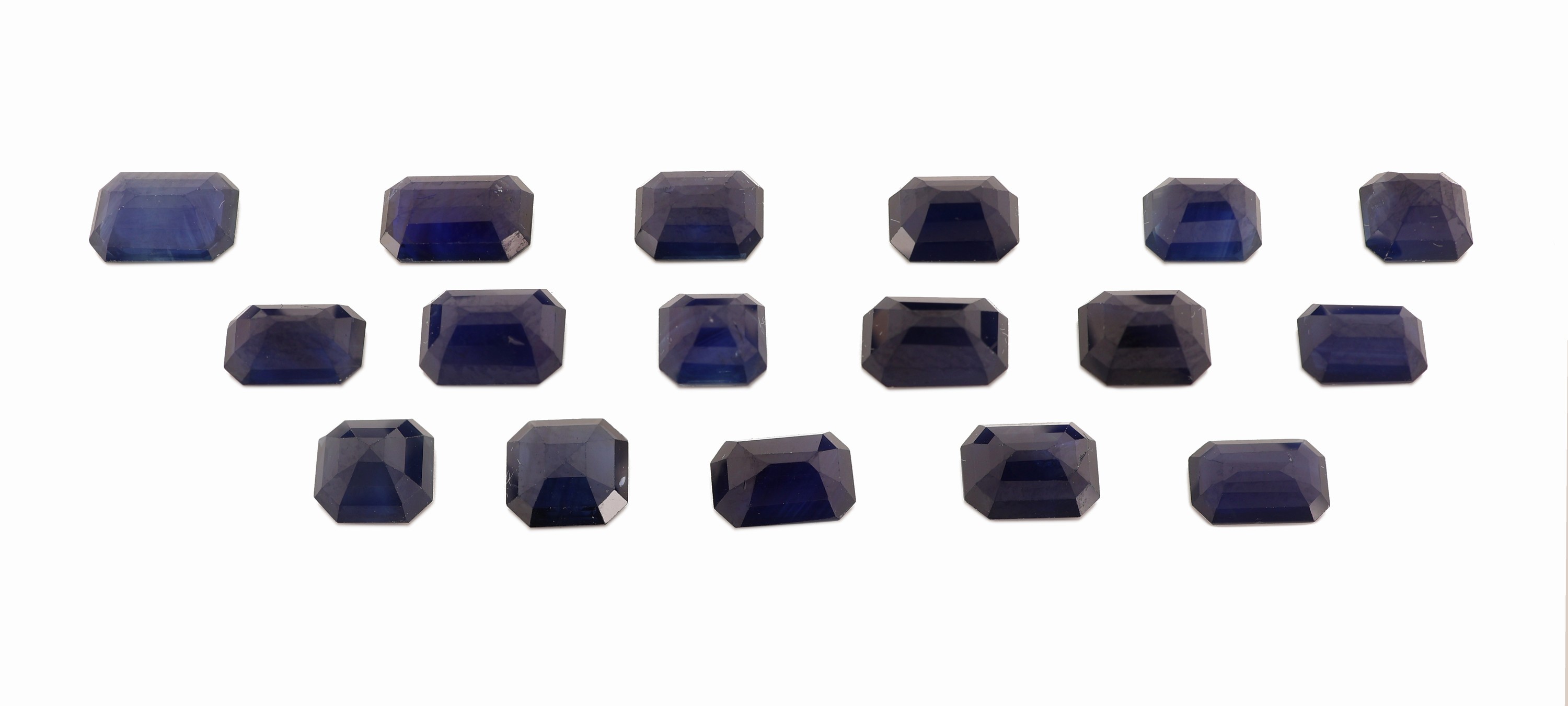Detail a: Lot lose Saphire, zus. ca. 10.52 ct, Treppenschliffe in versch. Größen und Farbnuancen