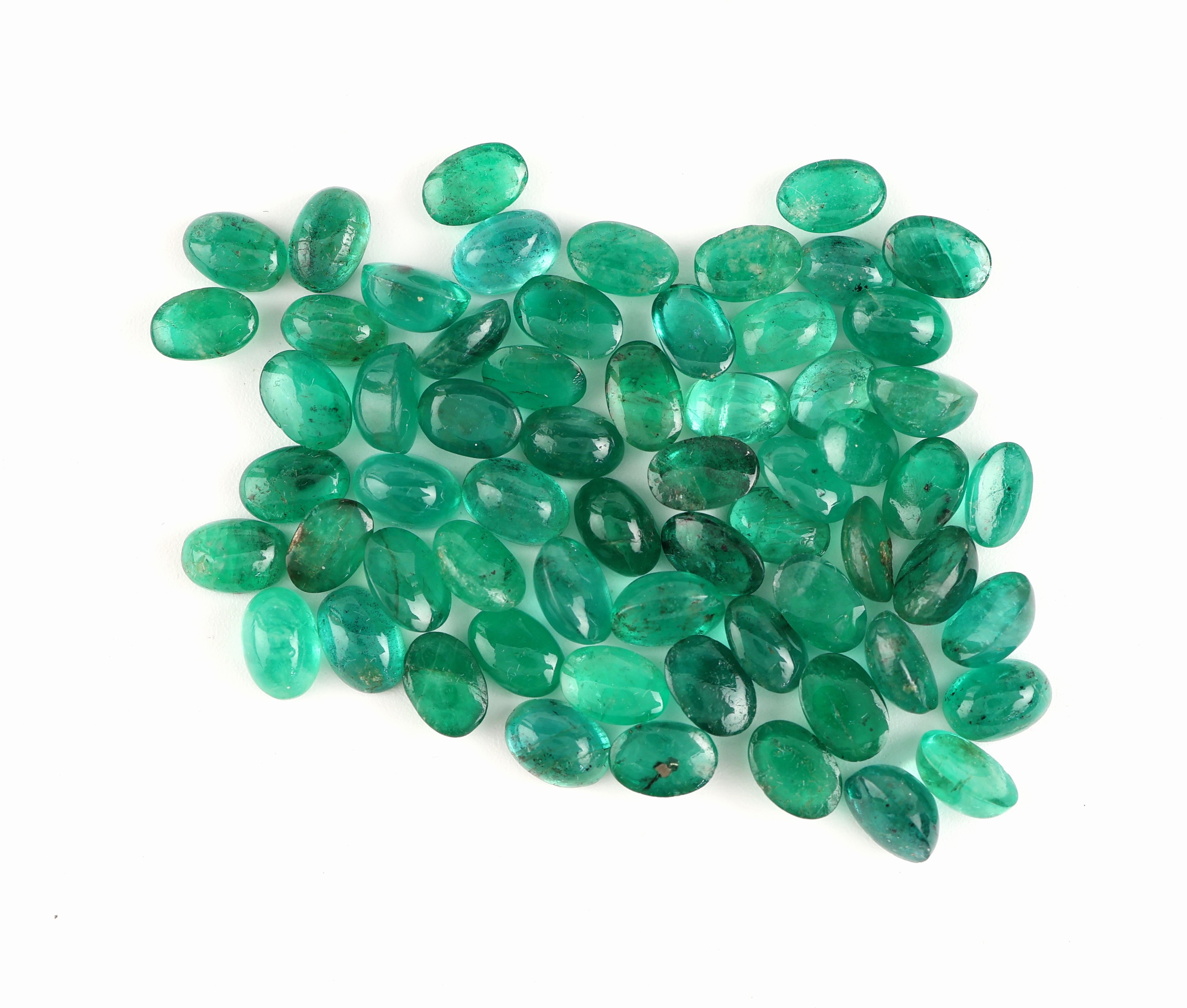 Lot lose Smaragde, zus. ca. 30.73 ct, ovale Cabochons, versch. Größen und Farbnuancen