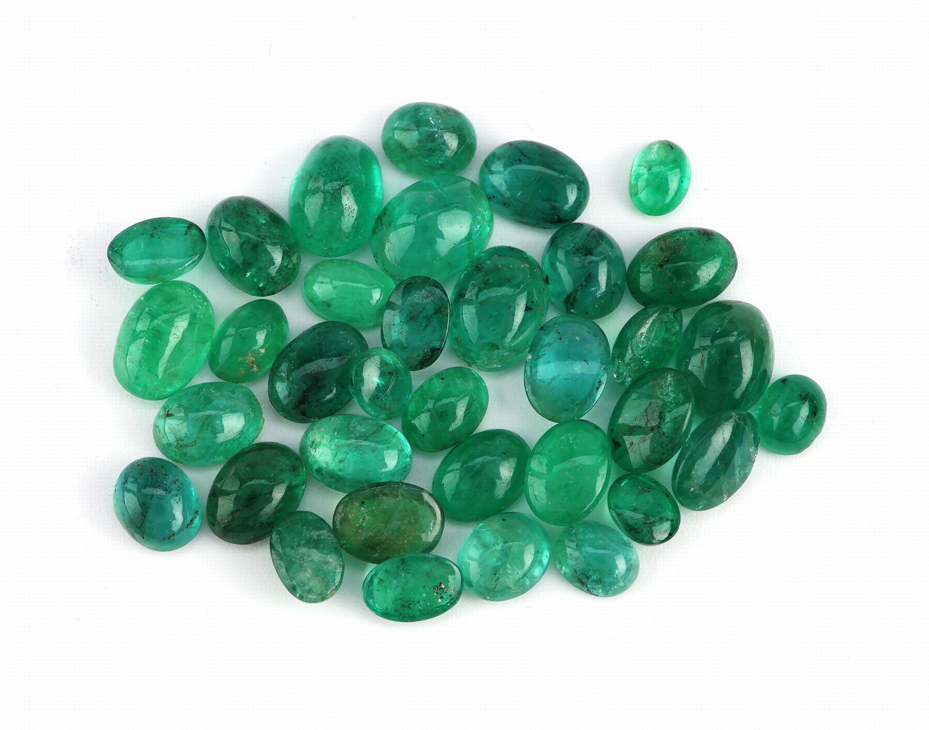 Lot lose Smaragde, zus. ca. 25.88 ct, ovale Cabochons in versch. Größen und Farbnuancen