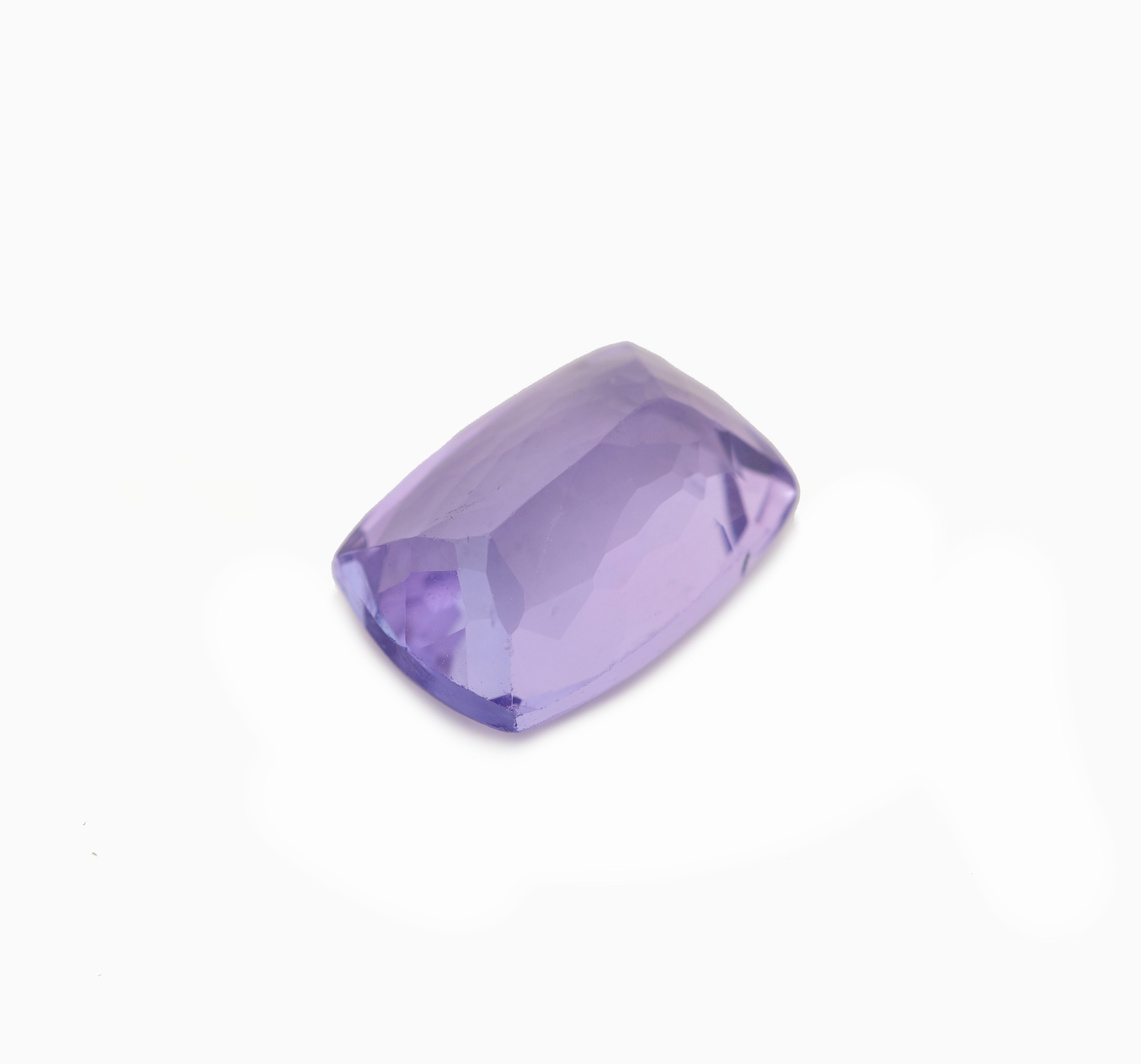 Detail b: Loser Tansanit ca. 3.74 ct, Kissenschliff