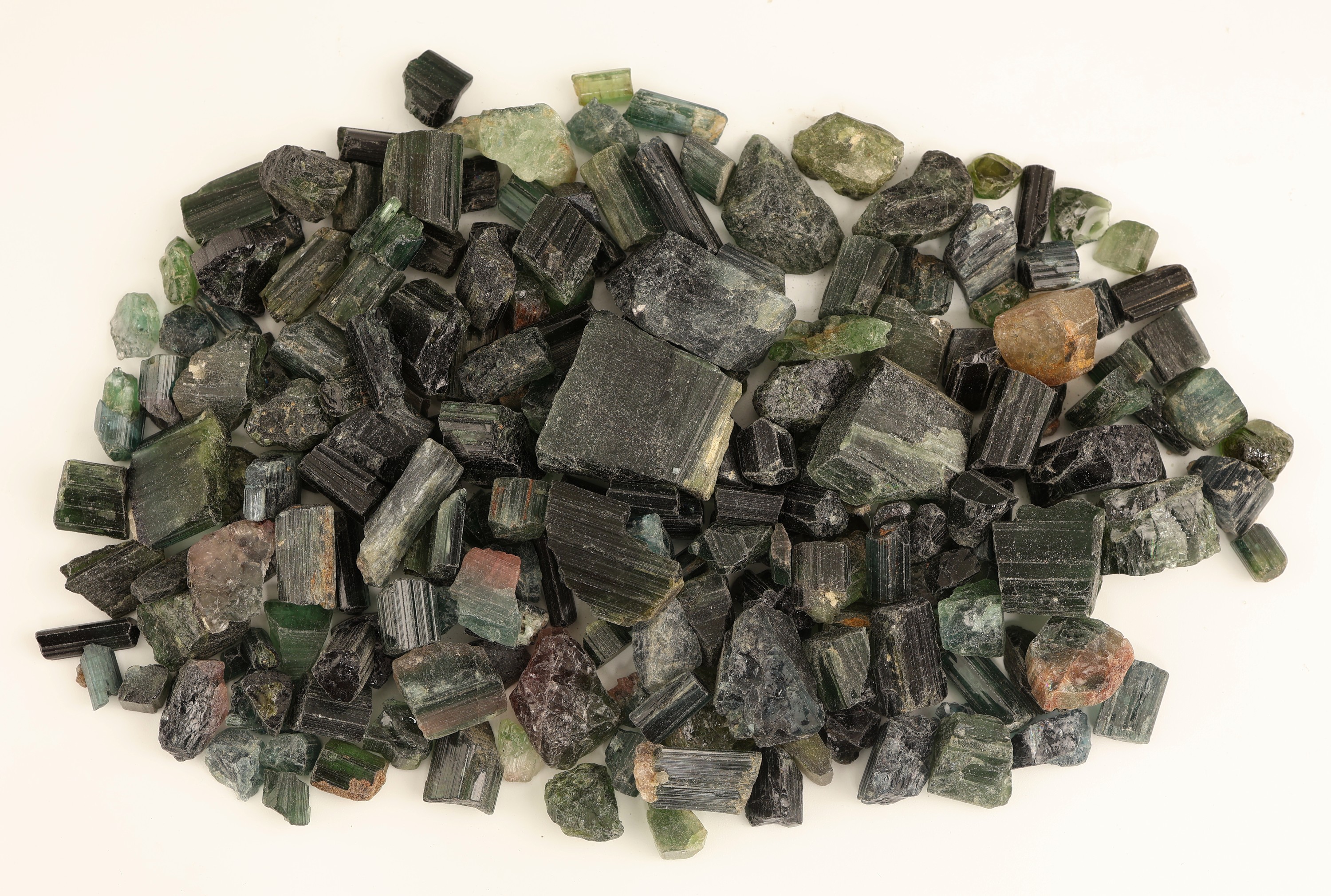 Lot lose Turmalin-Rohsteine ca. 1443 ct, versch. Größen, Formen