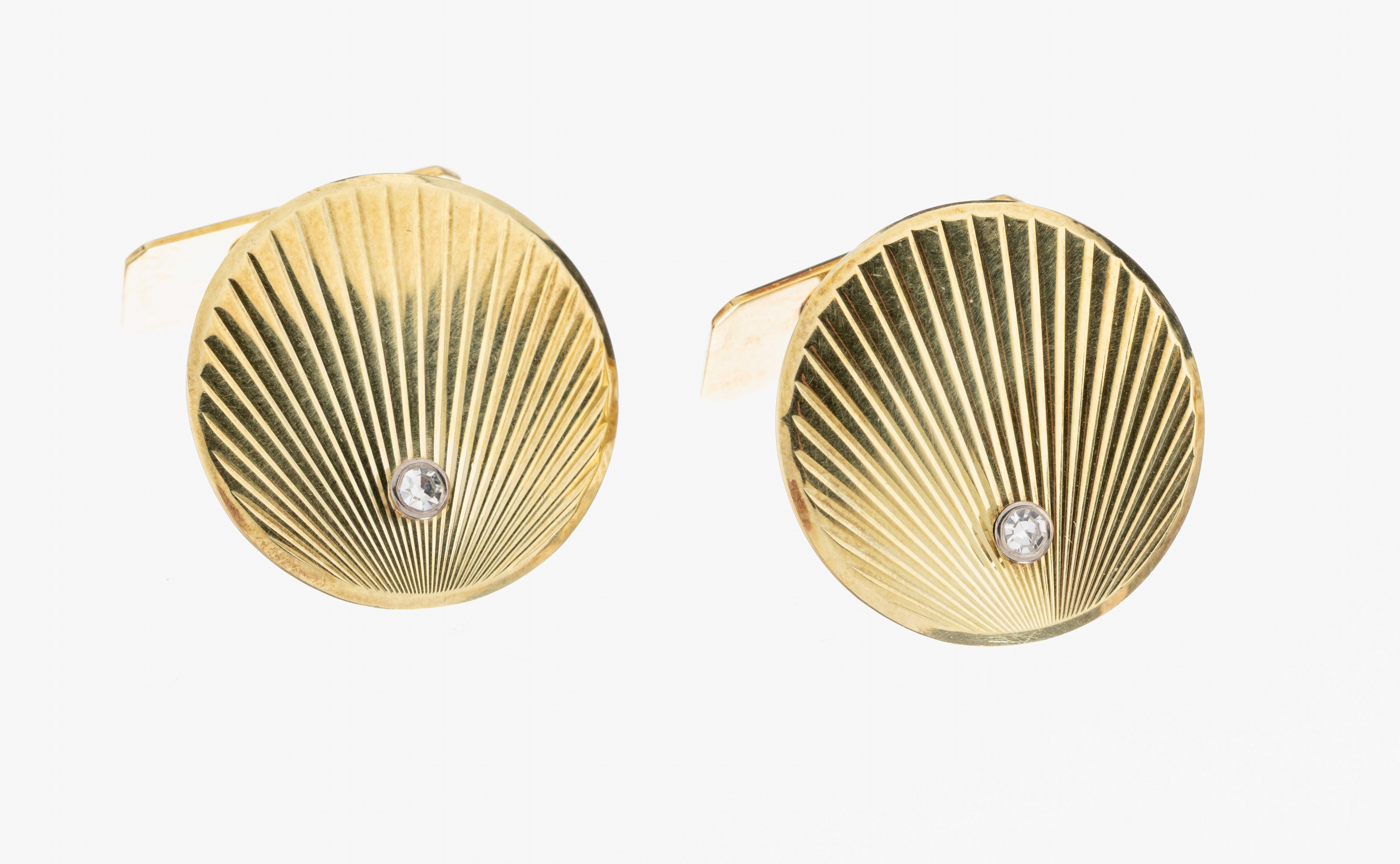 Paar 14 kt Gold Manschettenknöpfe, ca. 10.9 g, GG 585/000, 2 kleine 8/8 Diamanten, strahlenförmig graviert
