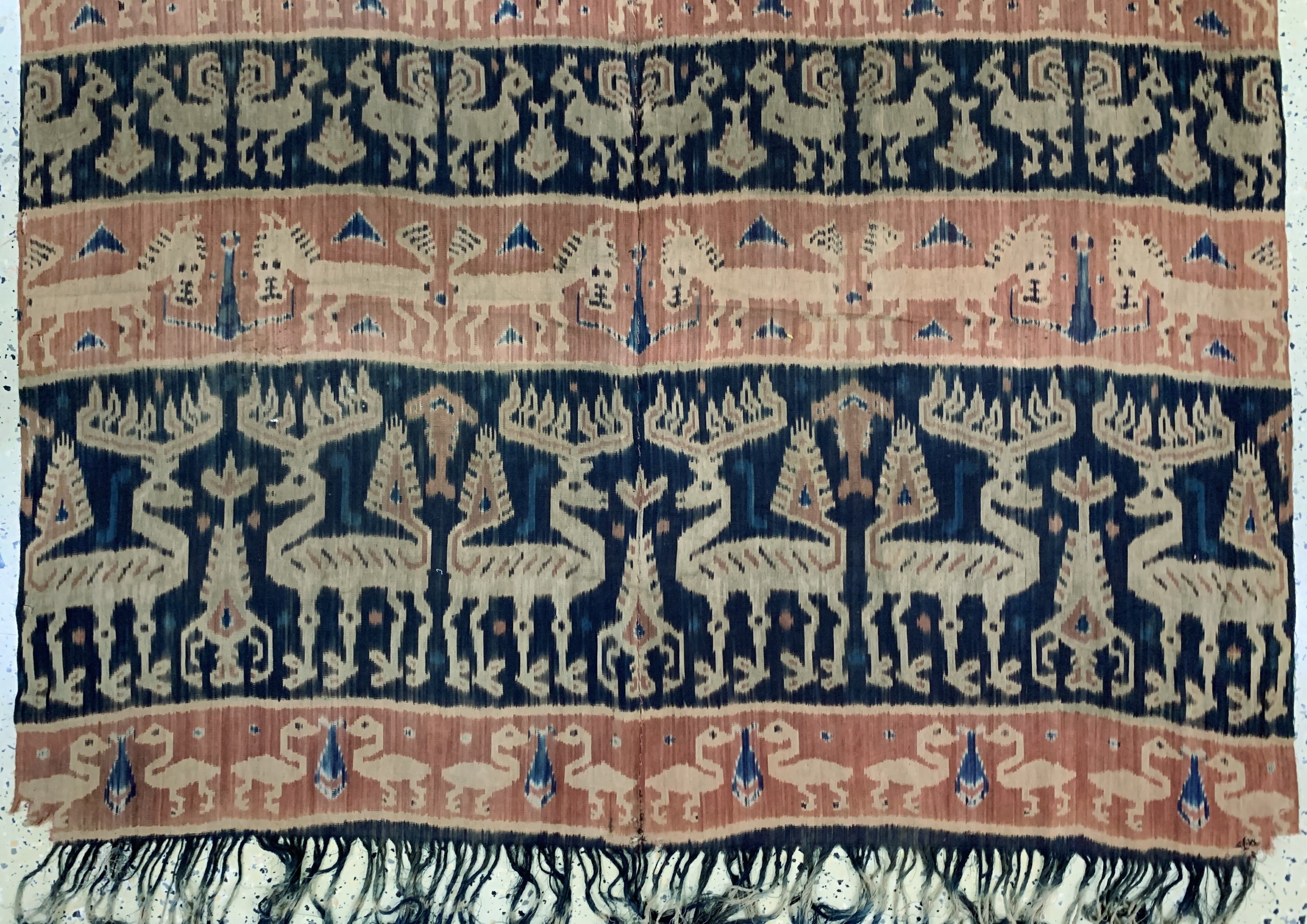 Detail b: Sumba"Ikat", Indonesien, Anfang 20.Jhd, Baumwolle, ca. 235 x 135 cm, EHZ: 2, (Ecken beschädigt & kleine Löcher).