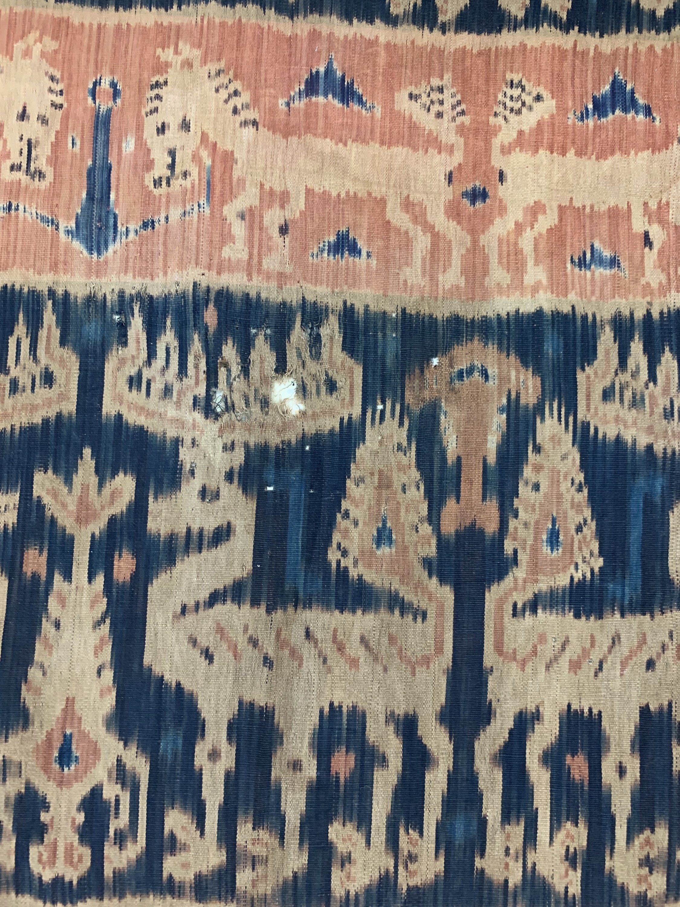 Detail c: Sumba"Ikat", Indonesien, Anfang 20.Jhd, Baumwolle, ca. 235 x 135 cm, EHZ: 2, (Ecken beschädigt & kleine Löcher).