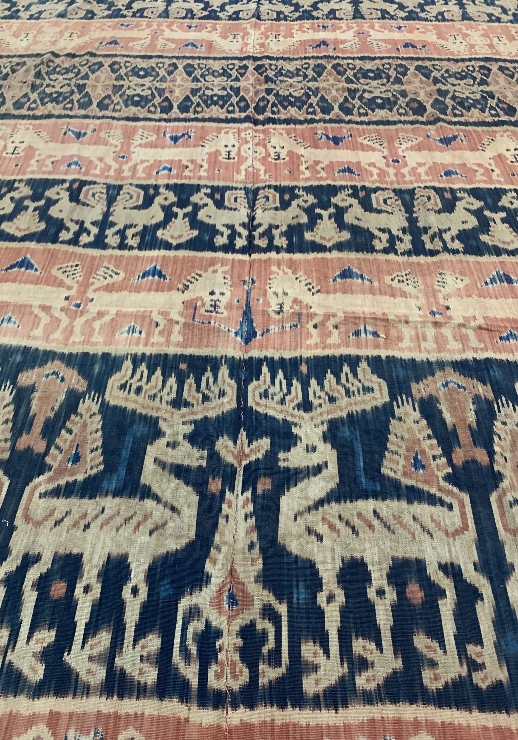 Detail d: Sumba"Ikat", Indonesien, Anfang 20.Jhd, Baumwolle, ca. 235 x 135 cm, EHZ: 2, (Ecken beschädigt & kleine Löcher).