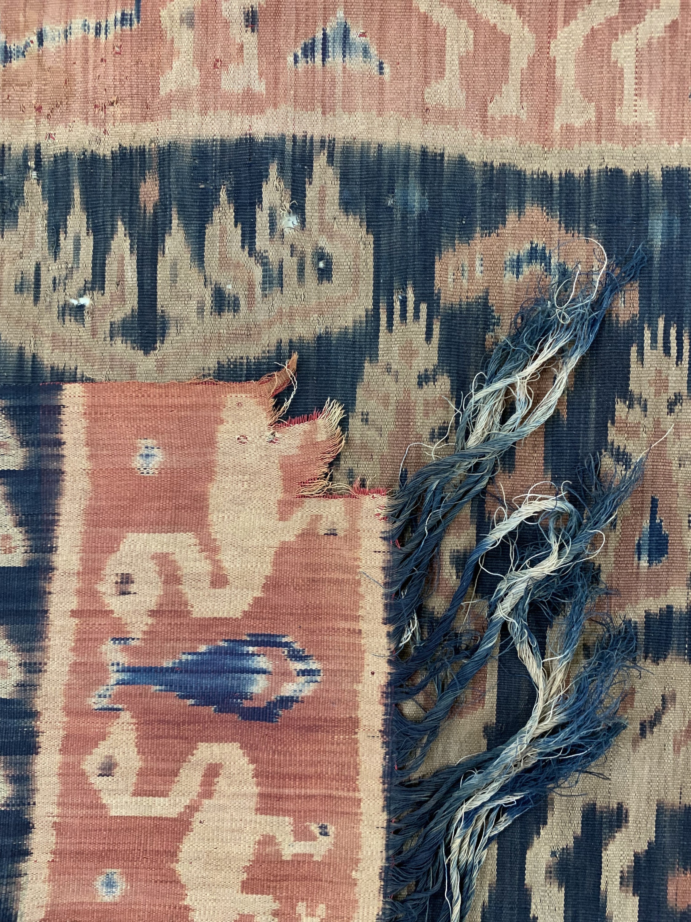 Detail e: Sumba"Ikat", Indonesien, Anfang 20.Jhd, Baumwolle, ca. 235 x 135 cm, EHZ: 2, (Ecken beschädigt & kleine Löcher).