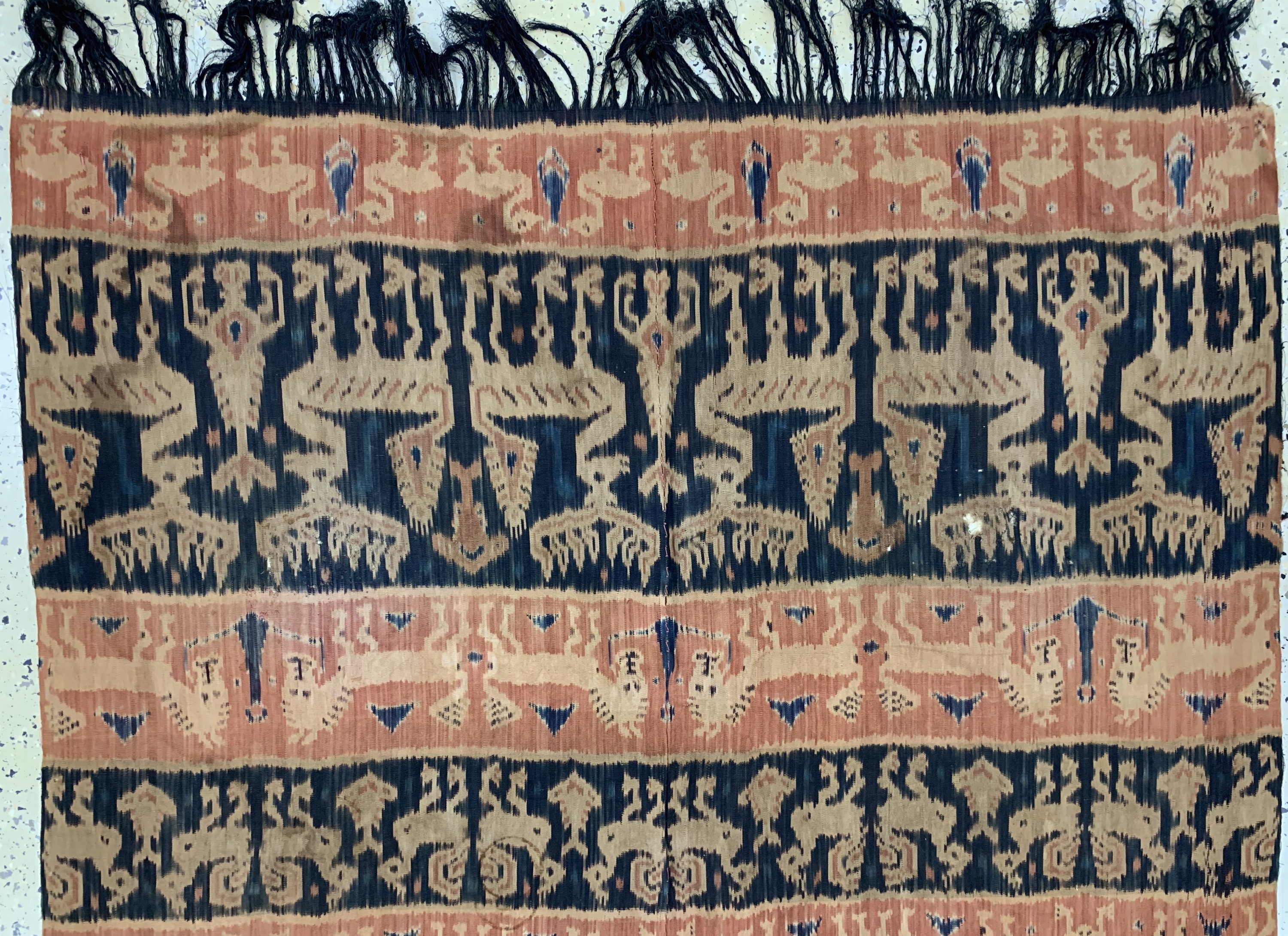 Detail f: Sumba"Ikat", Indonesien, Anfang 20.Jhd, Baumwolle, ca. 235 x 135 cm, EHZ: 2, (Ecken beschädigt & kleine Löcher).
