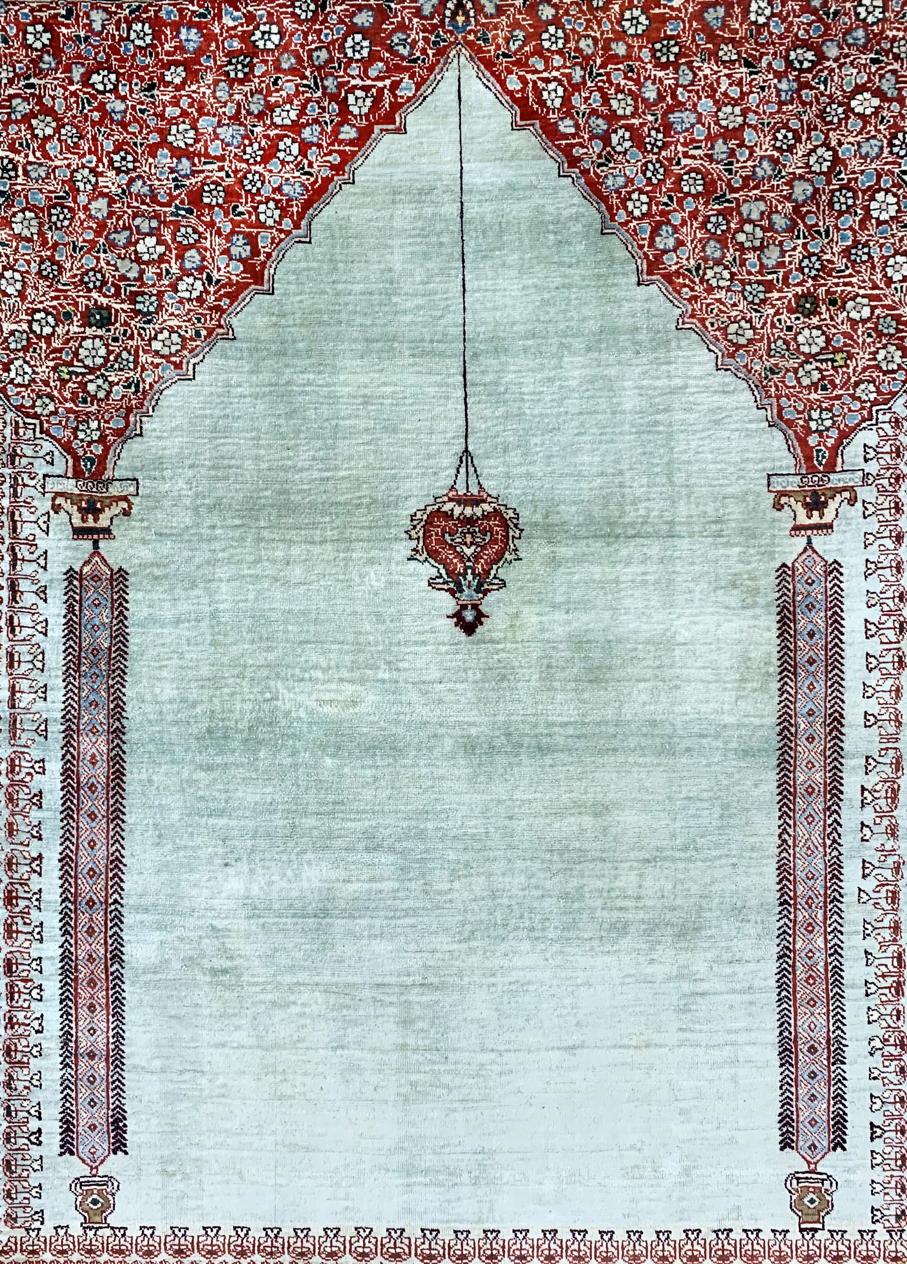 Detail c: Seiden Täbriz antik, Persien, um 1900, reine Naturseide, ca. 167 x 120 cm, EHZ: 2-3 (kleine Restaurierungen)
