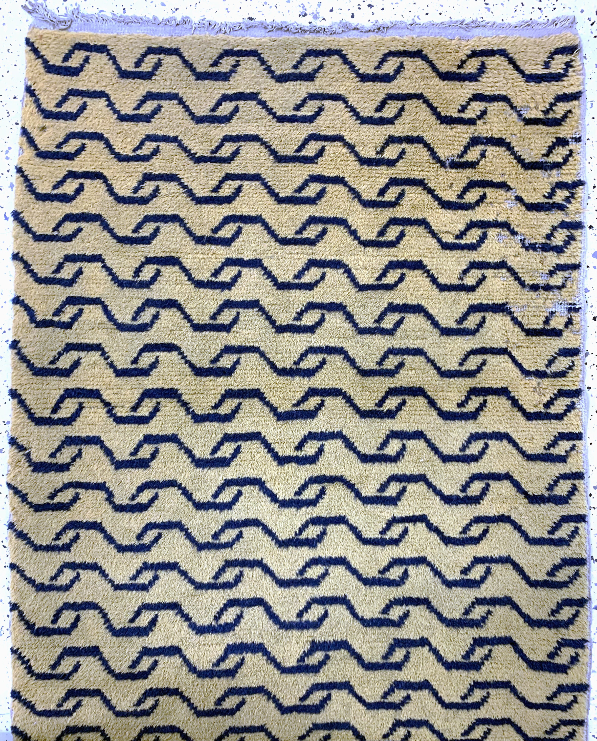 Detail a: "Tigerteppich", China, Anfang 20.Jhd, Wolleauf Baumwolle, ca. 198 x 86 cm, Mottenfraß, EHZ: 2
