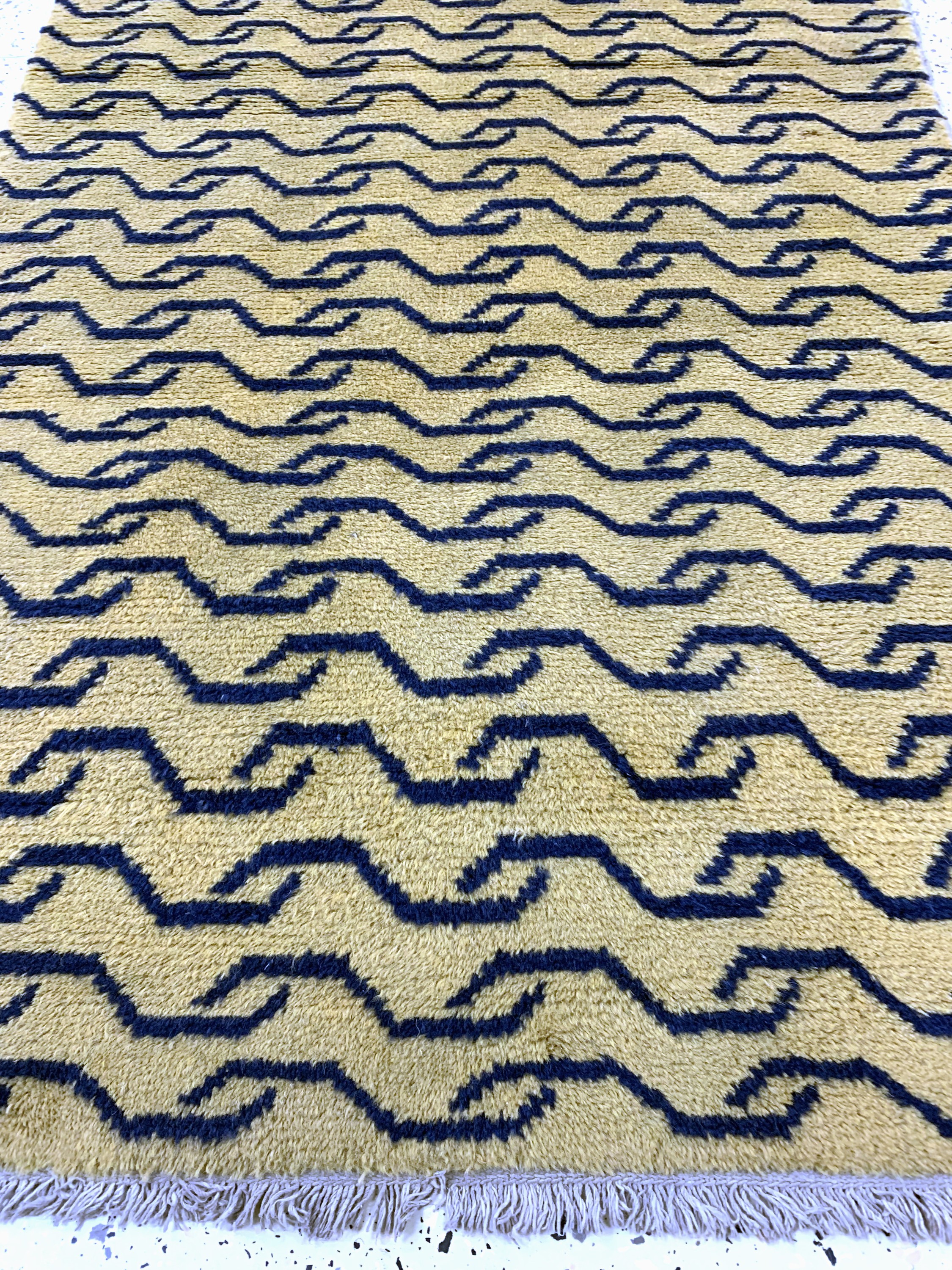 Detail d: "Tigerteppich", China, Anfang 20.Jhd, Wolleauf Baumwolle, ca. 198 x 86 cm, Mottenfraß, EHZ: 2