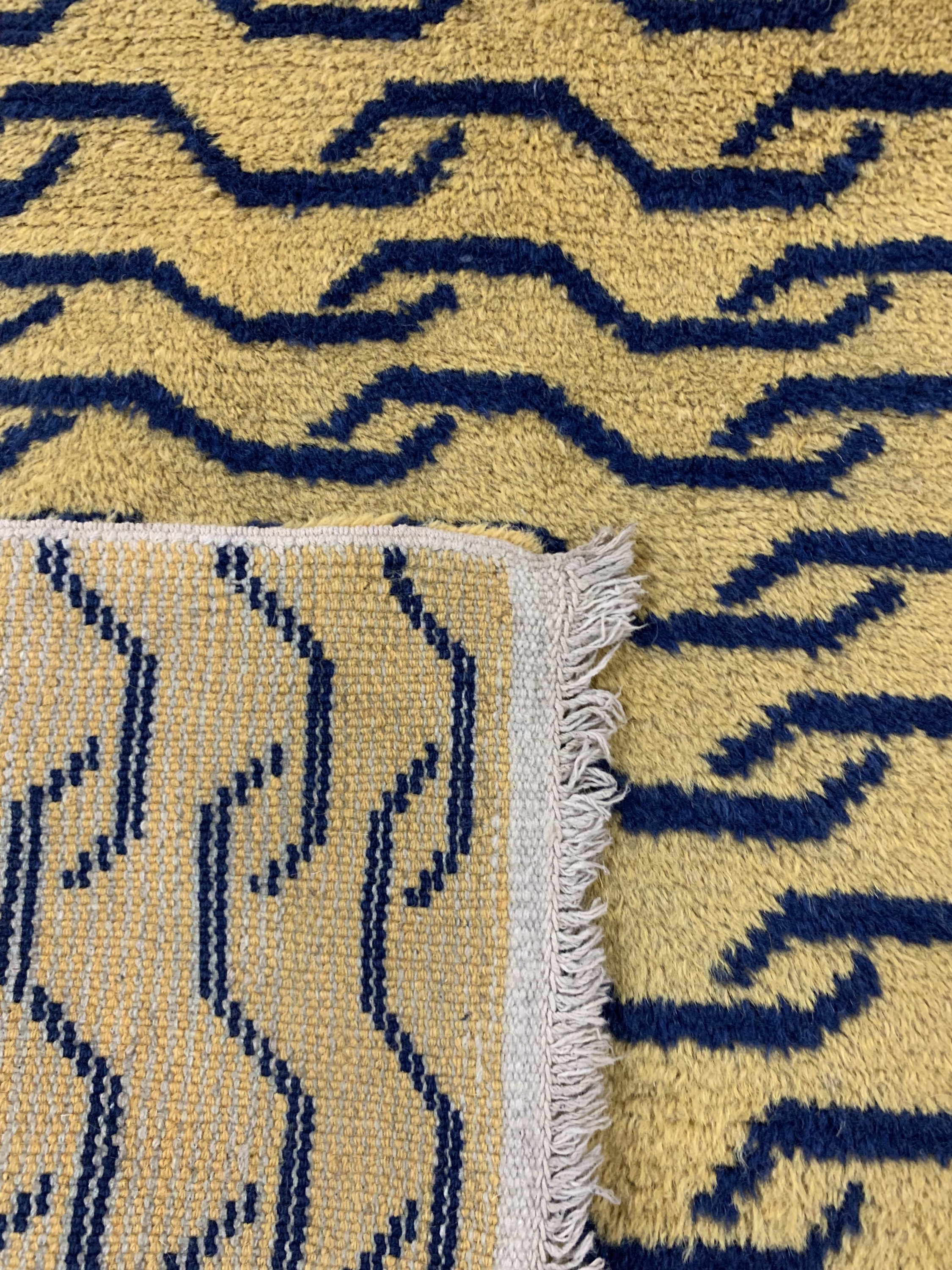 Detail e: "Tigerteppich", China, Anfang 20.Jhd, Wolleauf Baumwolle, ca. 198 x 86 cm, Mottenfraß, EHZ: 2