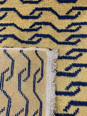 26993067e - ´Tigerteppich´, China, Anfang 20.Jhd, Wolleauf Baumwolle, ca. 198 x 86 cm, Mottenfraß, ...