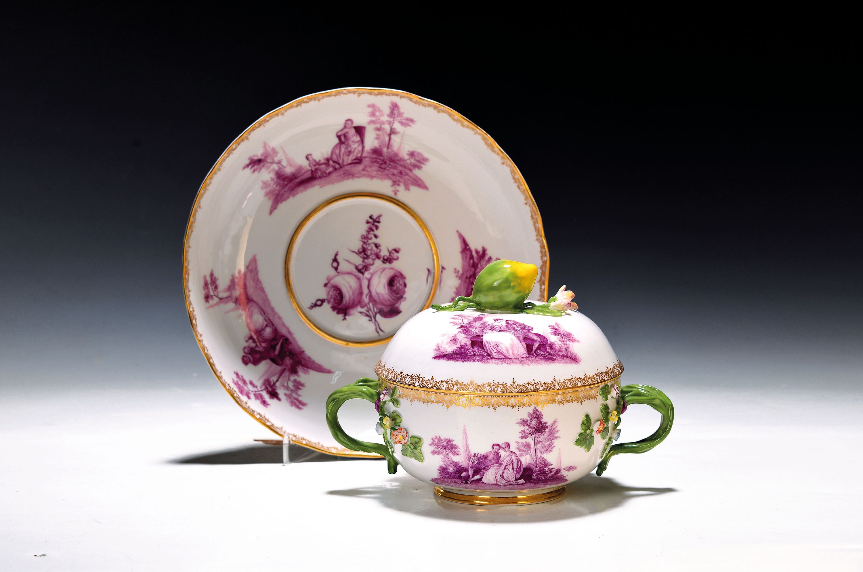 Image 26993144 - Kleine Deckelterrine mit Presentoir, Meissen, um 1745-50, Entwurf J.J. Kaendler, sieben ...