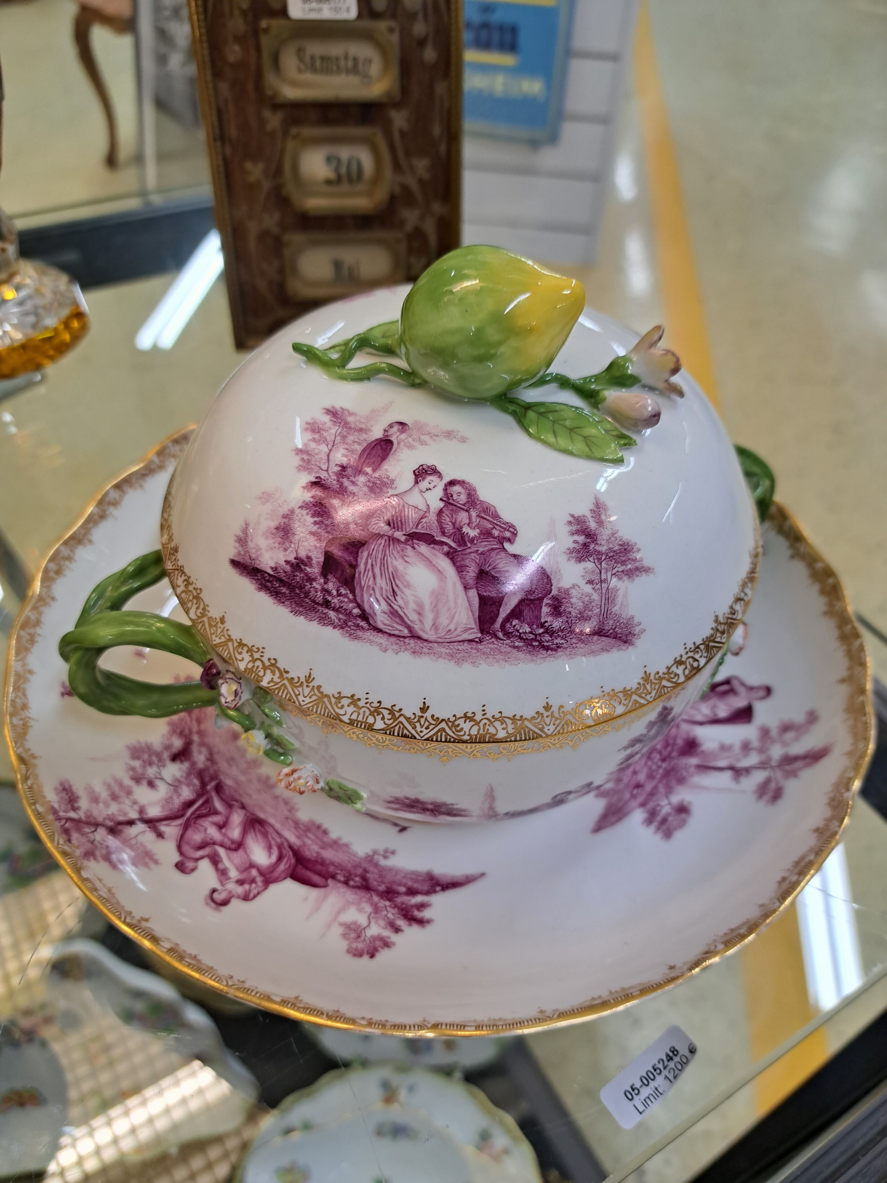 Detail a: Kleine Deckelterrine mit Presentoir, Meissen, um 1745-50, Entwurf J.J. Kaendler, sieben figürliche Szenerien in feiner purpurfarbener ...
