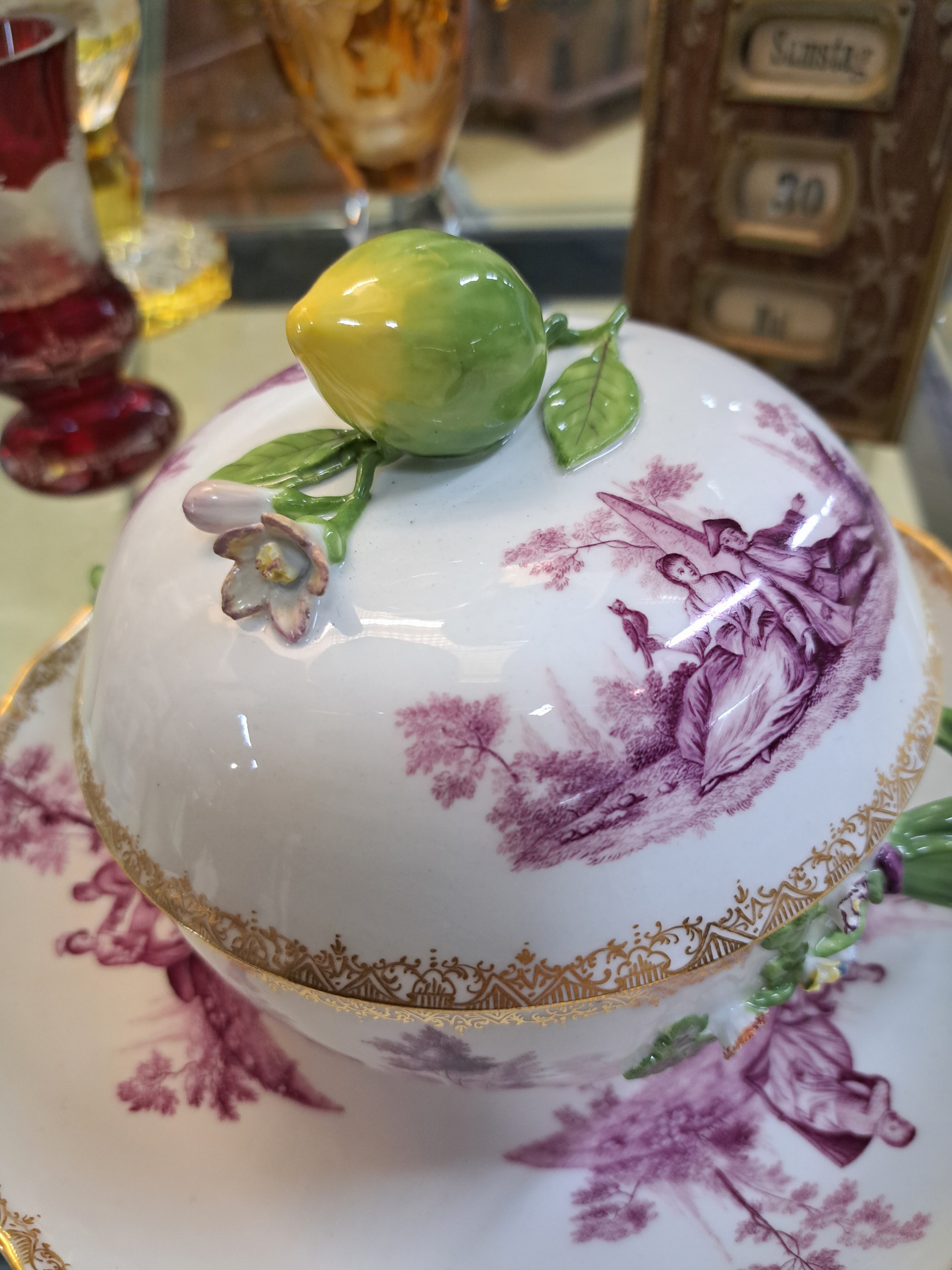 Detail b: Kleine Deckelterrine mit Presentoir, Meissen, um 1745-50, Entwurf J.J. Kaendler, sieben figürliche Szenerien in feiner purpurfarbener ...