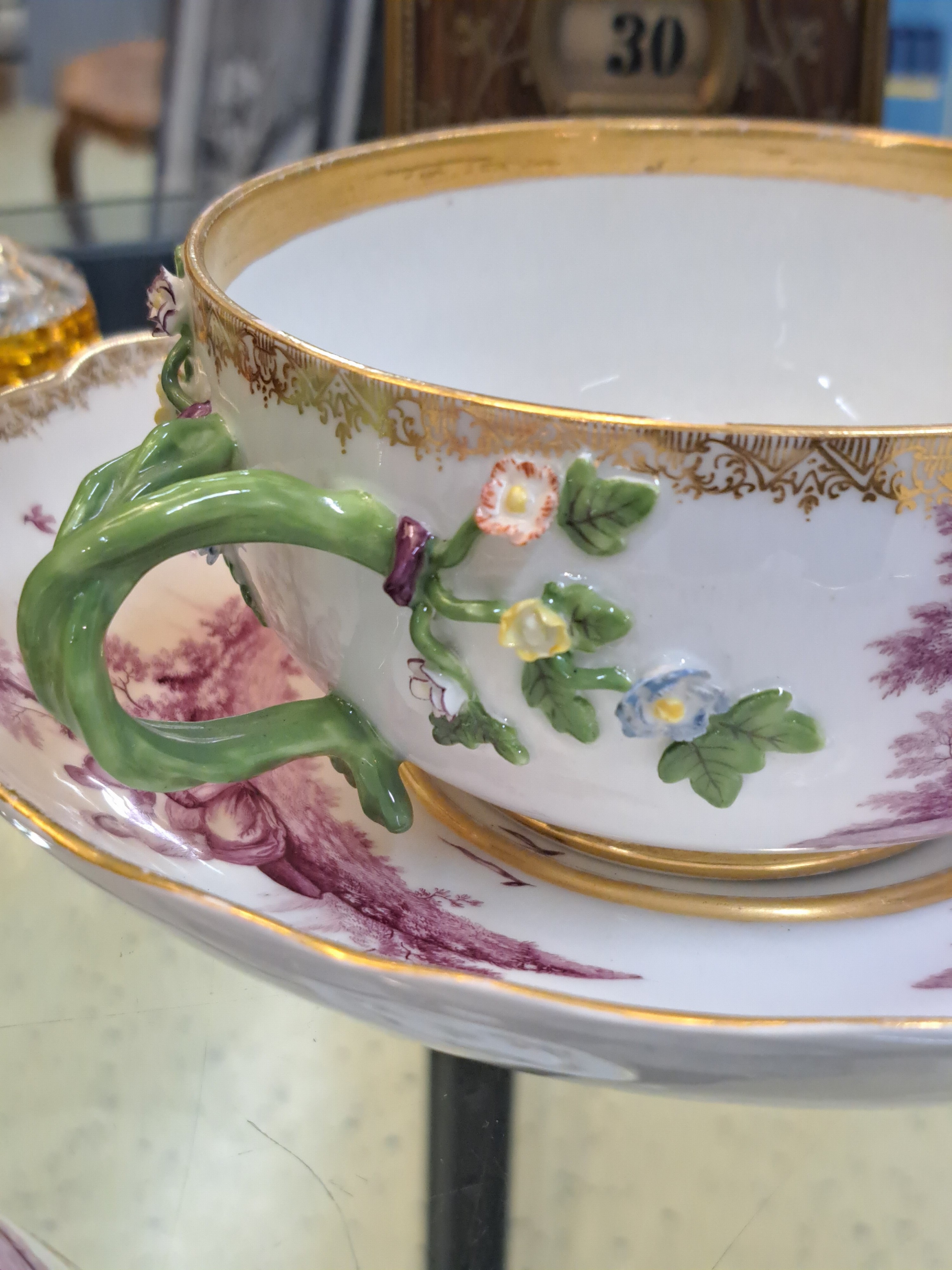 Detail g: Kleine Deckelterrine mit Presentoir, Meissen, um 1745-50, Entwurf J.J. Kaendler, sieben figürliche Szenerien in feiner purpurfarbener ...