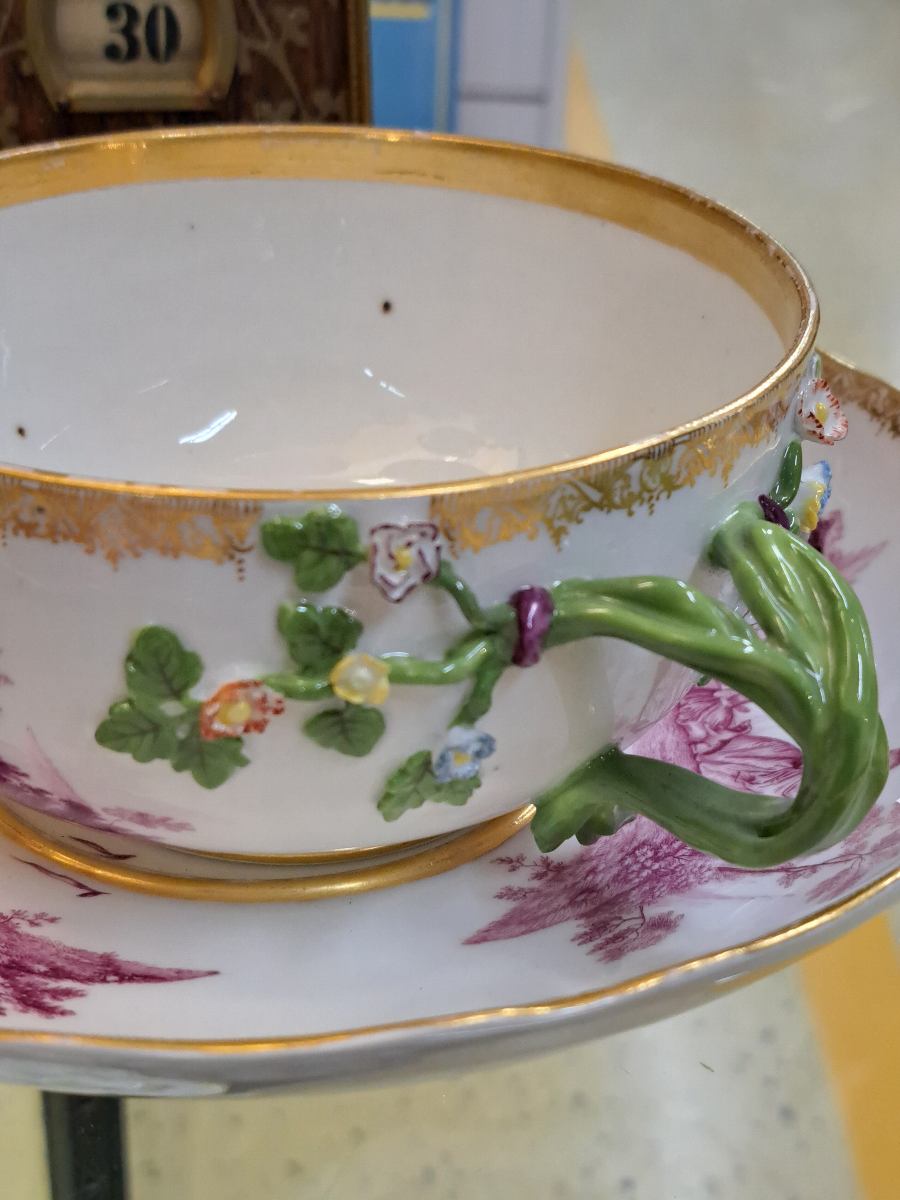 Detail h: Kleine Deckelterrine mit Presentoir, Meissen, um 1745-50, Entwurf J.J. Kaendler, sieben figürliche Szenerien in feiner purpurfarbener ...