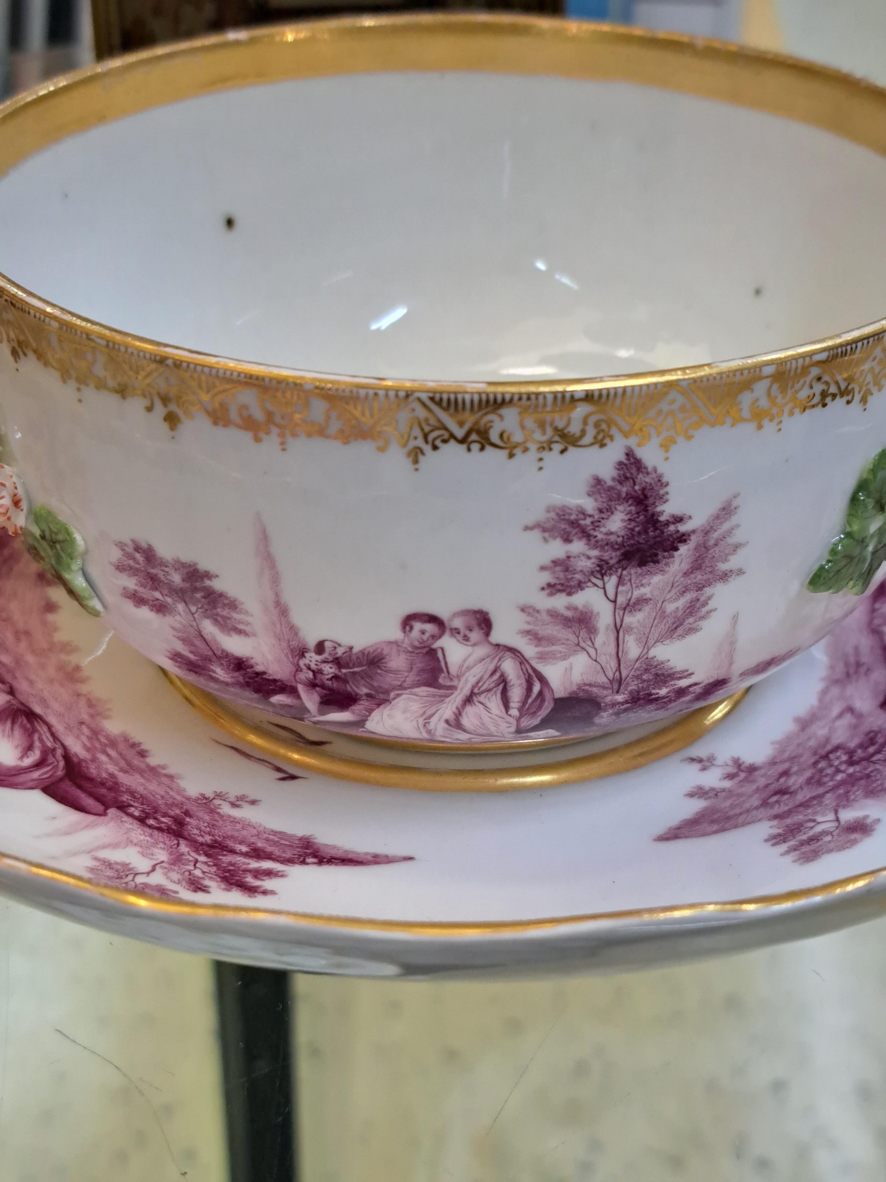 Detail i: Kleine Deckelterrine mit Presentoir, Meissen, um 1745-50, Entwurf J.J. Kaendler, sieben figürliche Szenerien in feiner purpurfarbener ...