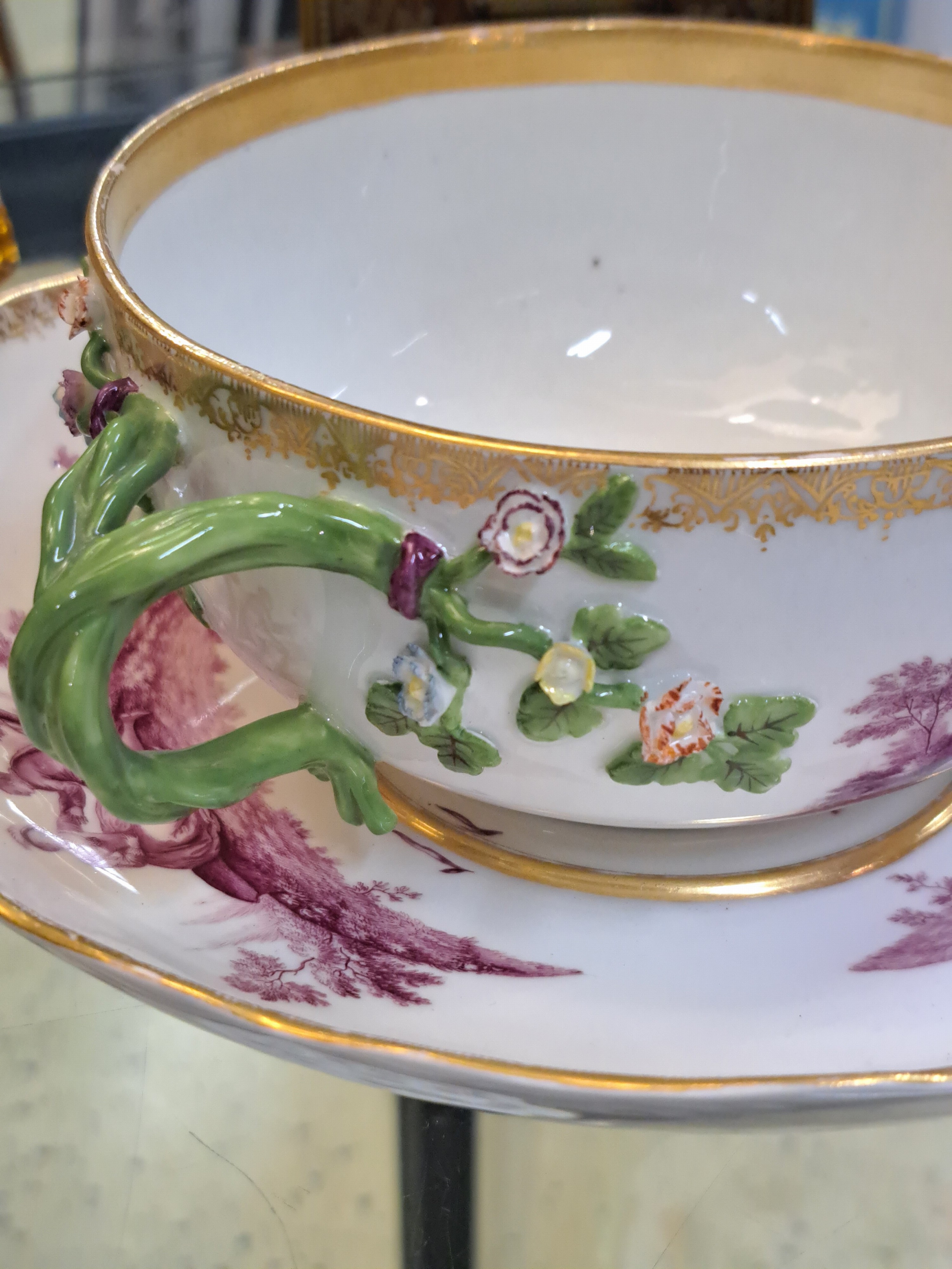 Detail j: Kleine Deckelterrine mit Presentoir, Meissen, um 1745-50, Entwurf J.J. Kaendler, sieben figürliche Szenerien in feiner purpurfarbener ...
