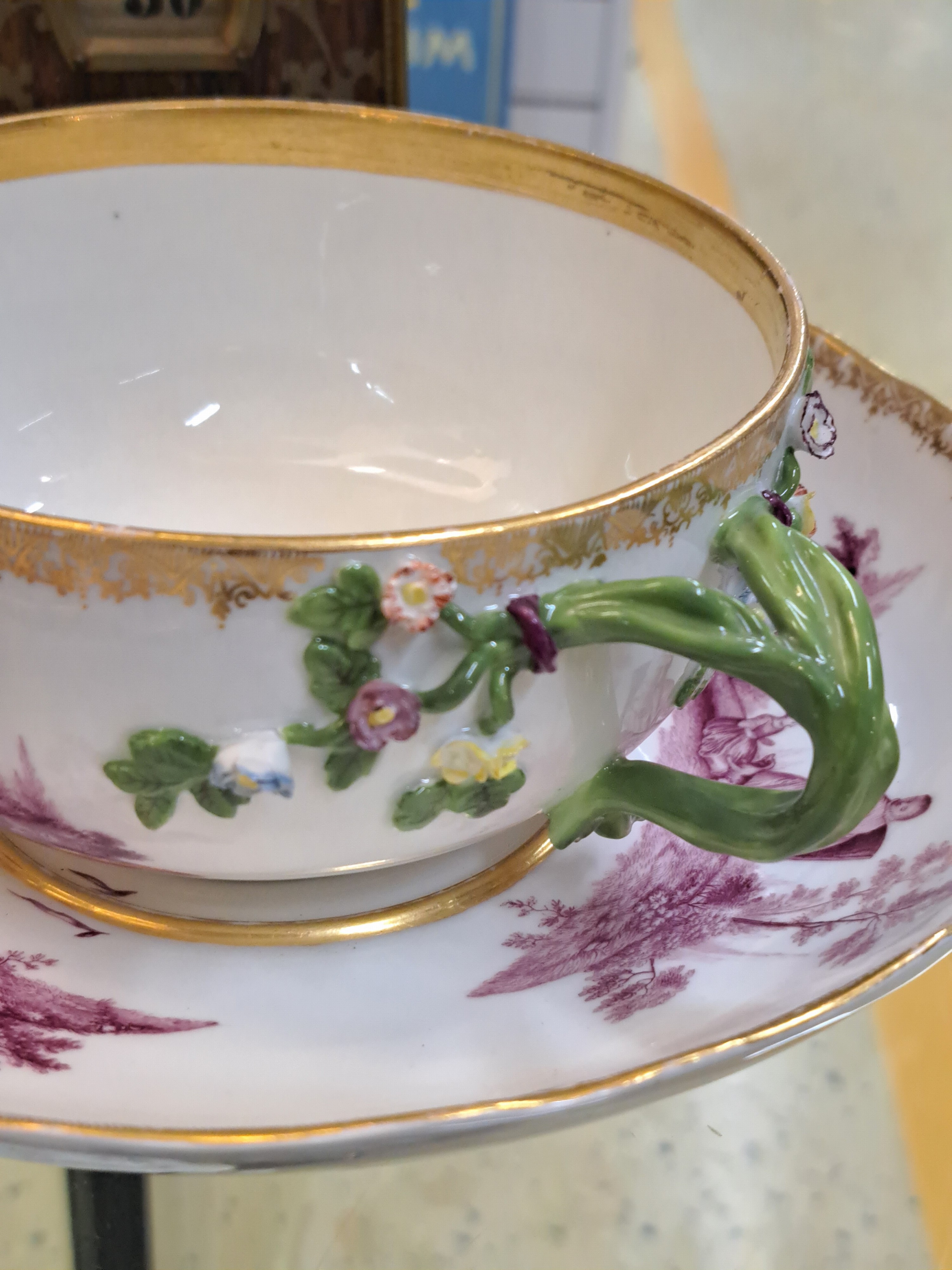 Detail k: Kleine Deckelterrine mit Presentoir, Meissen, um 1745-50, Entwurf J.J. Kaendler, sieben figürliche Szenerien in feiner purpurfarbener ...