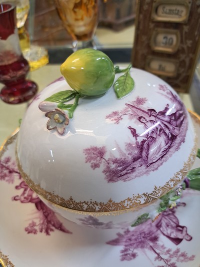 26993144b - Kleine Deckelterrine mit Presentoir, Meissen, um 1745-50, Entwurf J.J. Kaendler, sieben ...