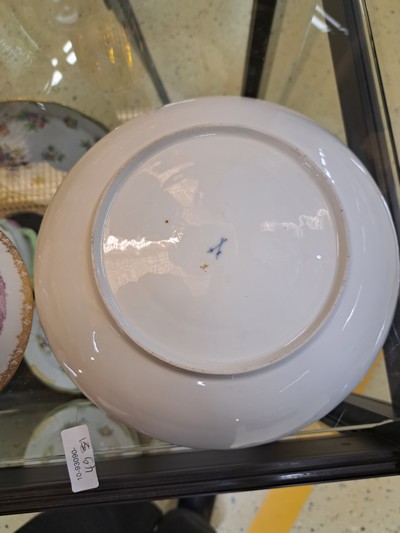 26993144e - Kleine Deckelterrine mit Presentoir, Meissen, um 1745-50, Entwurf J.J. Kaendler, sieben ...
