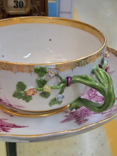 26993144h - Kleine Deckelterrine mit Presentoir, Meissen, um 1745-50, Entwurf J.J. Kaendler, sieben ...