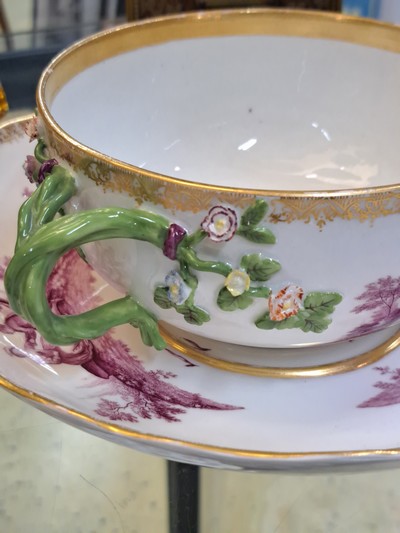 26993144j - Kleine Deckelterrine mit Presentoir, Meissen, um 1745-50, Entwurf J.J. Kaendler, sieben ...