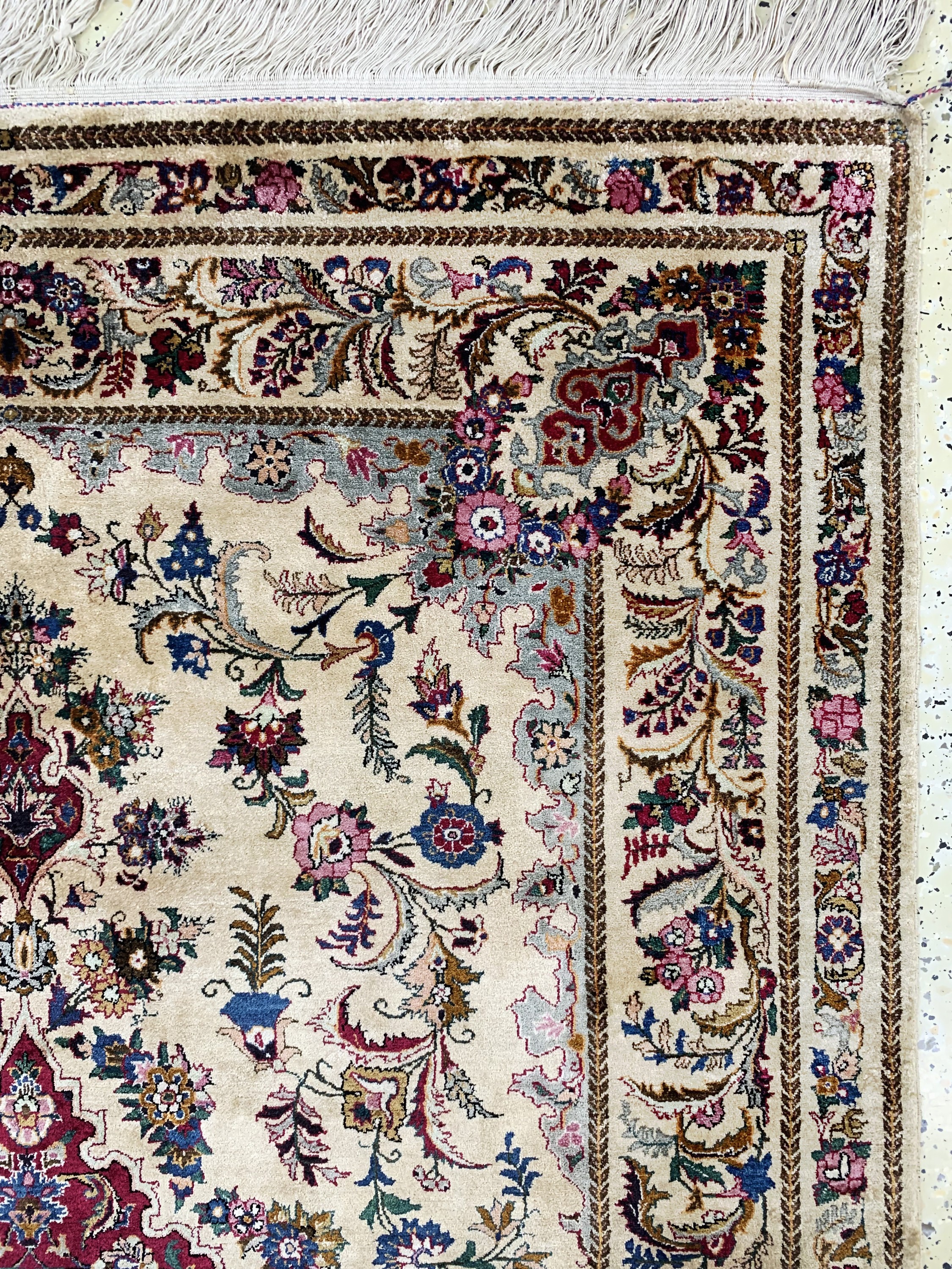 Detail e: Seiden Keschan fein, Persien, um 1930-1940 , reine Naturseide, ca. 208 x 140 cm, EHZ: 2