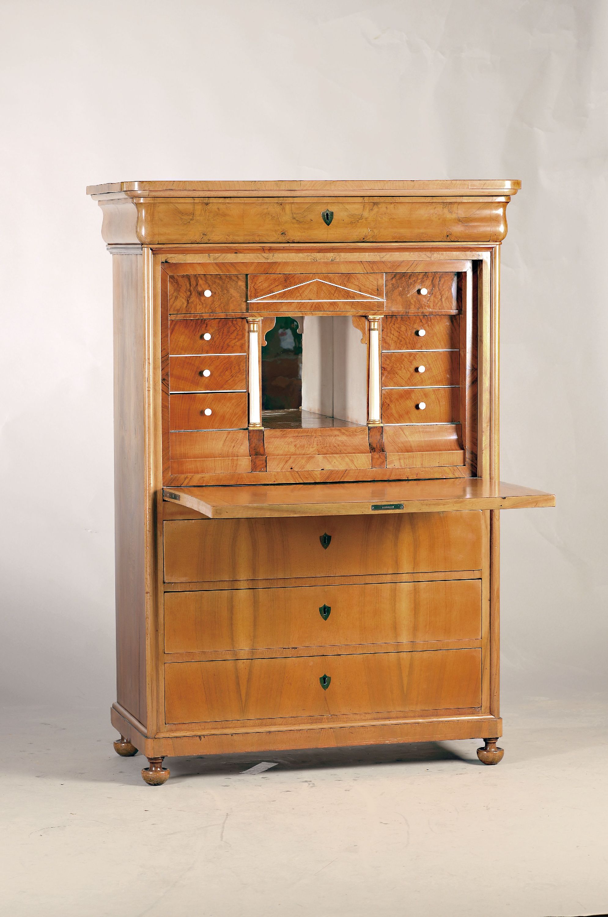 Image 26993643 - Standsekretär, Biedermeier, um 1820/30, Nußbaumfurnier, mit stehender Klappe, sehr d ...