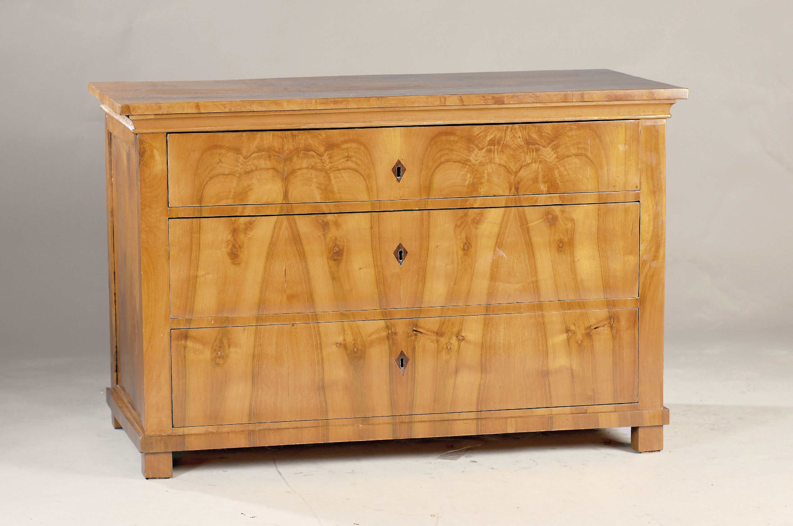Image 26993677 - Biedermeier Kommode, um 1820/30, Nußbaumfurnier, 3 Schubladen, auf Pfostenfüssen, ...