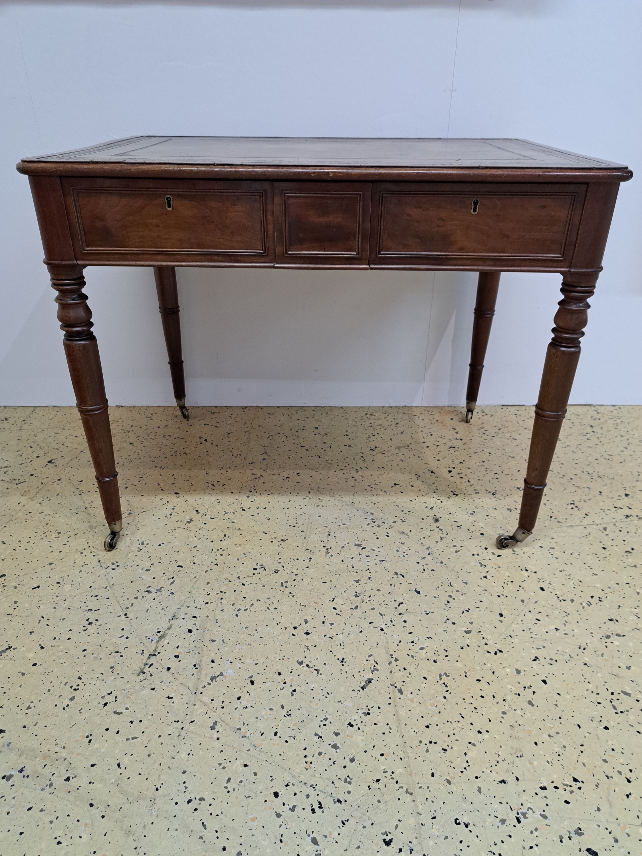 Detail b: Kleiner Schreibtisch/Partner Desk, England, Viktorianisch, um 1880, Mahagonifurnier, vierschübiger Tischkasten, auf gedrechselten Beinen mit ...