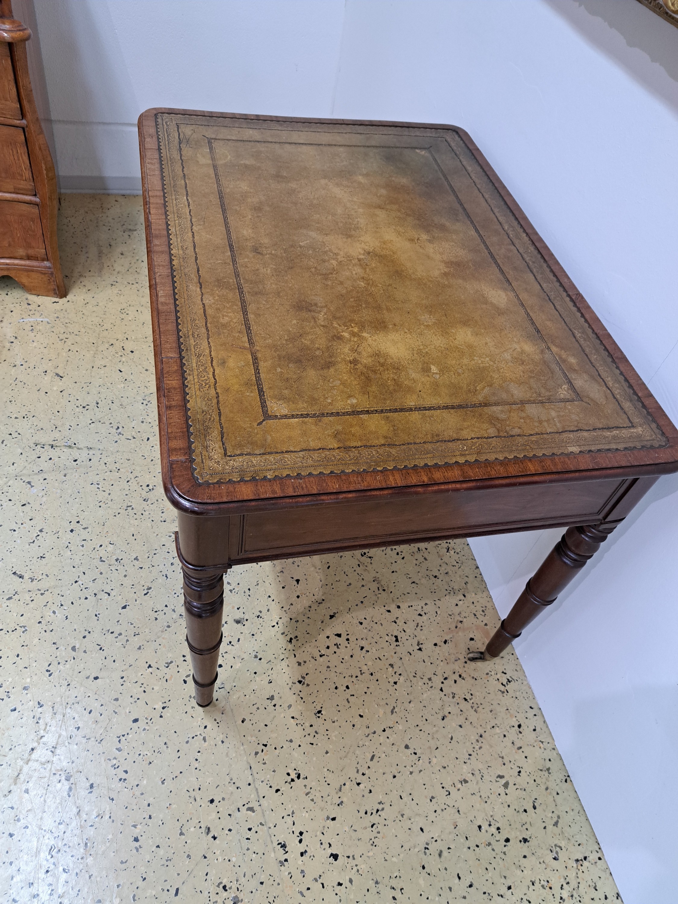 Detail c: Kleiner Schreibtisch/Partner Desk, England, Viktorianisch, um 1880, Mahagonifurnier, vierschübiger Tischkasten, auf gedrechselten Beinen mit ...