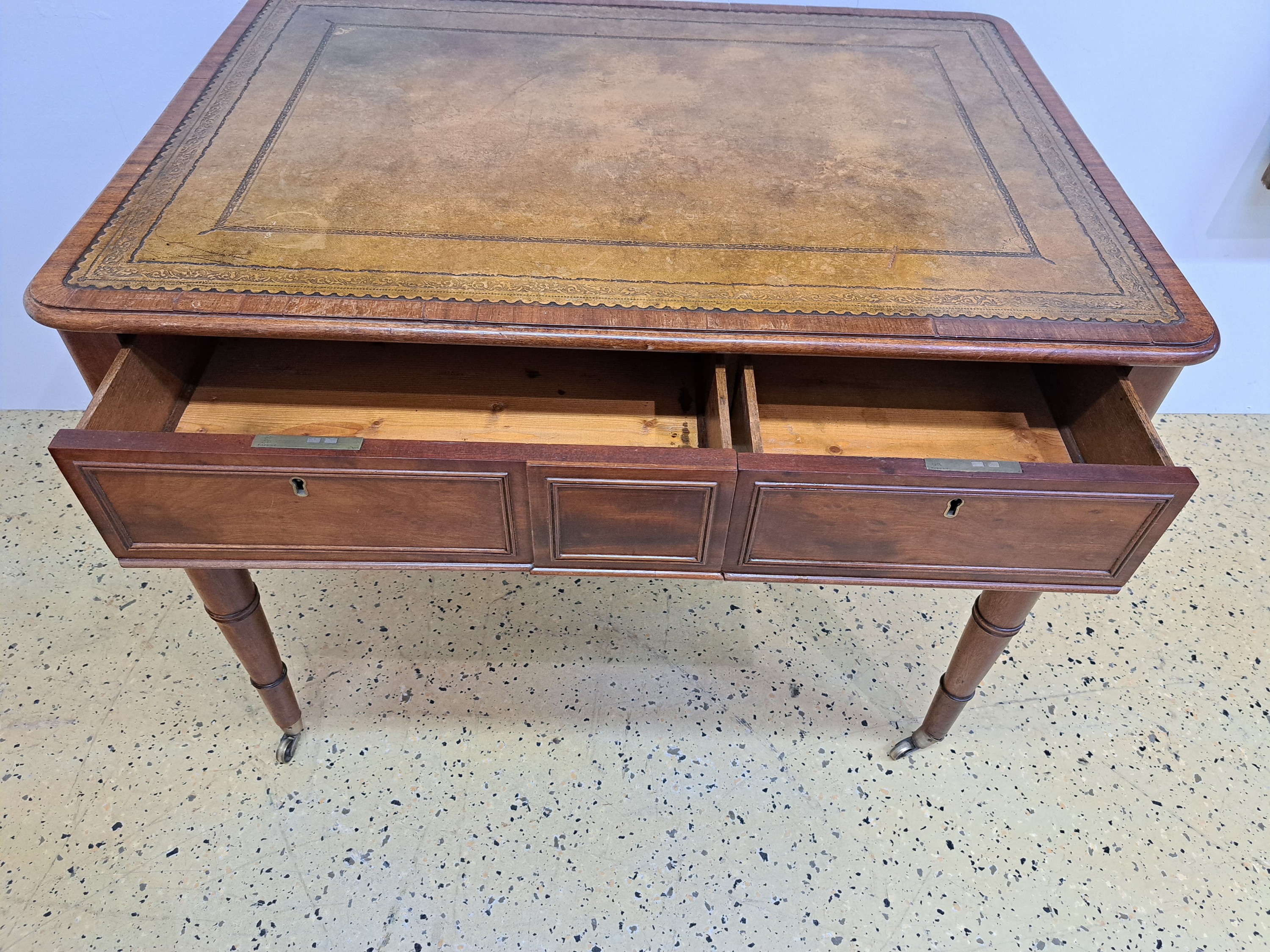 Detail d: Kleiner Schreibtisch/Partner Desk, England, Viktorianisch, um 1880, Mahagonifurnier, vierschübiger Tischkasten, auf gedrechselten Beinen mit ...