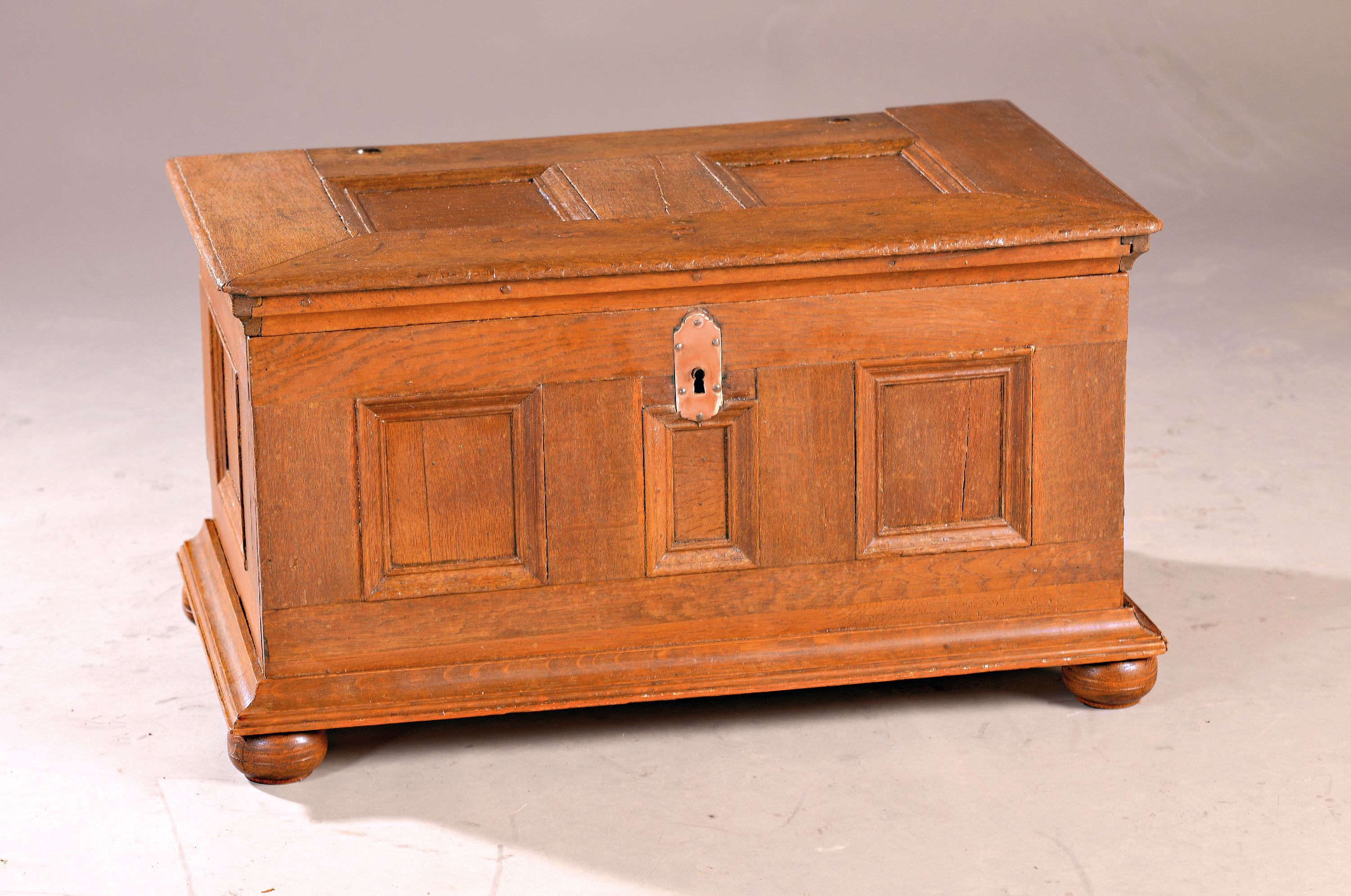 Kleine Barock-Truhe, um 1750, Eiche massiv, Deckelfront und Seiten mit Kassettenfüllungen,offenes Zangenschloss mit Schlüssel, Holz in schöner ...