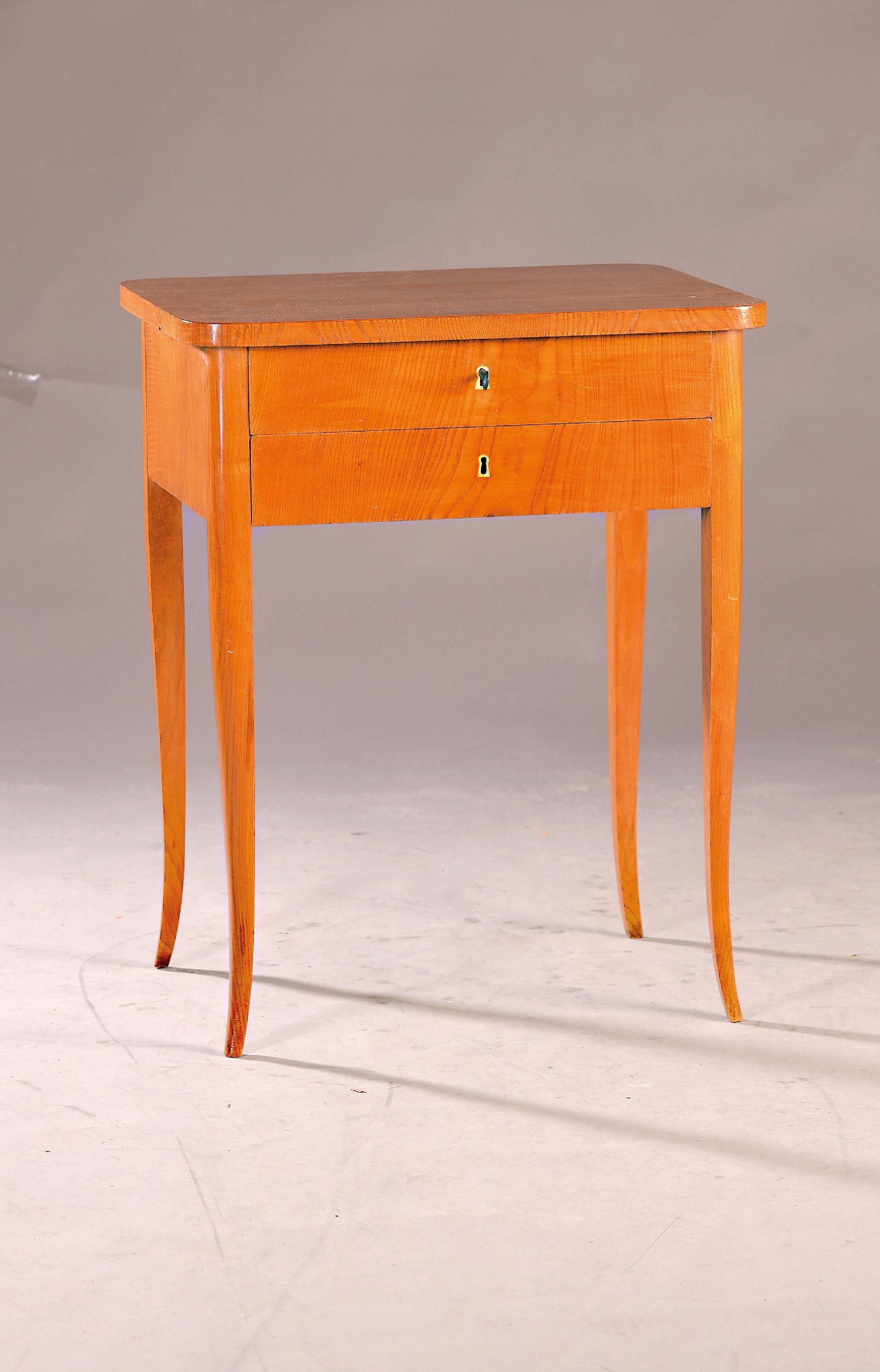 Elegantes Biedermeier Beistelltischchen, um 1830, in Eschefurnier, 2 Schubladen, auf geschwungenen Beinen, Schubladen ohne Schloss, Schellack ...