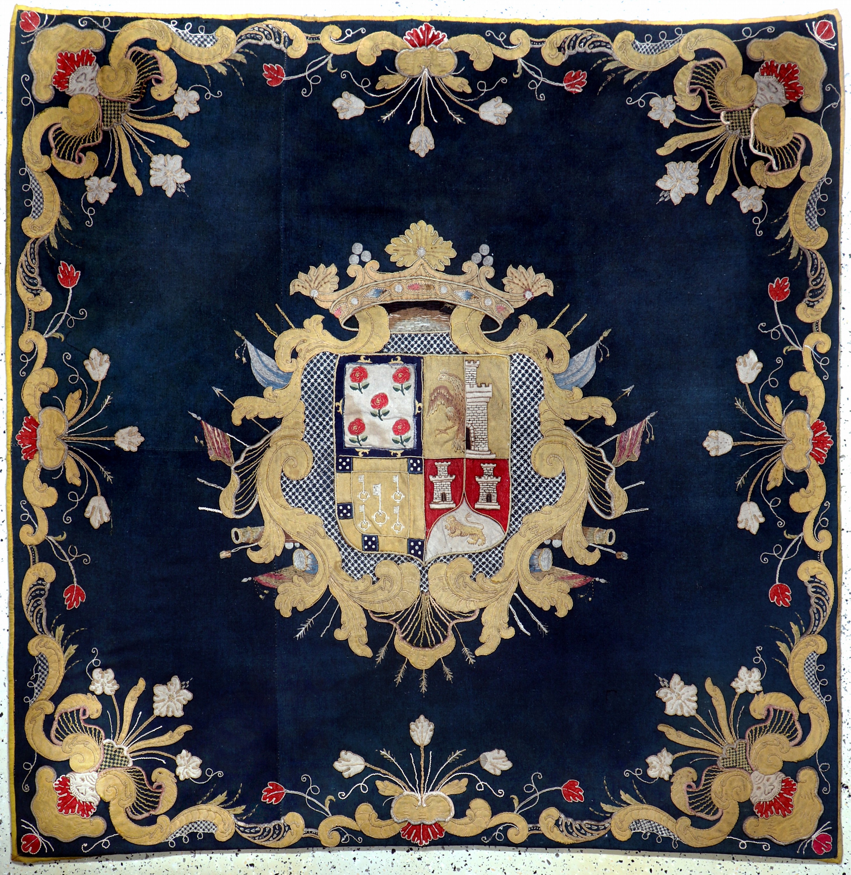 Image 26994098 - ´Adels-Wappen´Stickerei, Spanien, 19.Jhd, Wolle-Baumwollstickerei, ca. 195 x 195 cm, ...