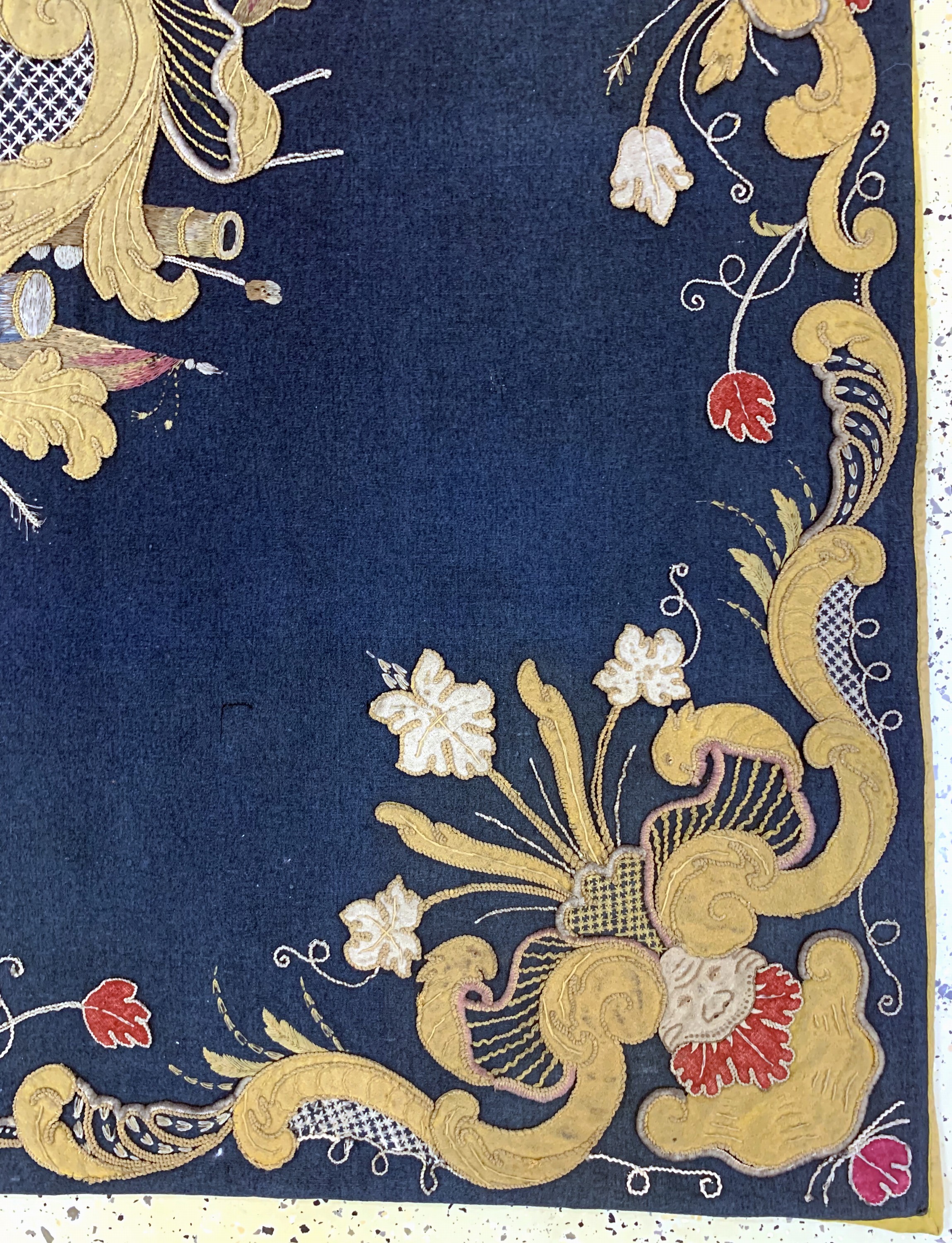 Detail a: "Adels-Wappen"Stickerei, Spanien, 19.Jhd, Wolle-Baumwollstickerei, ca. 195 x 195 cm, EHZ: 2