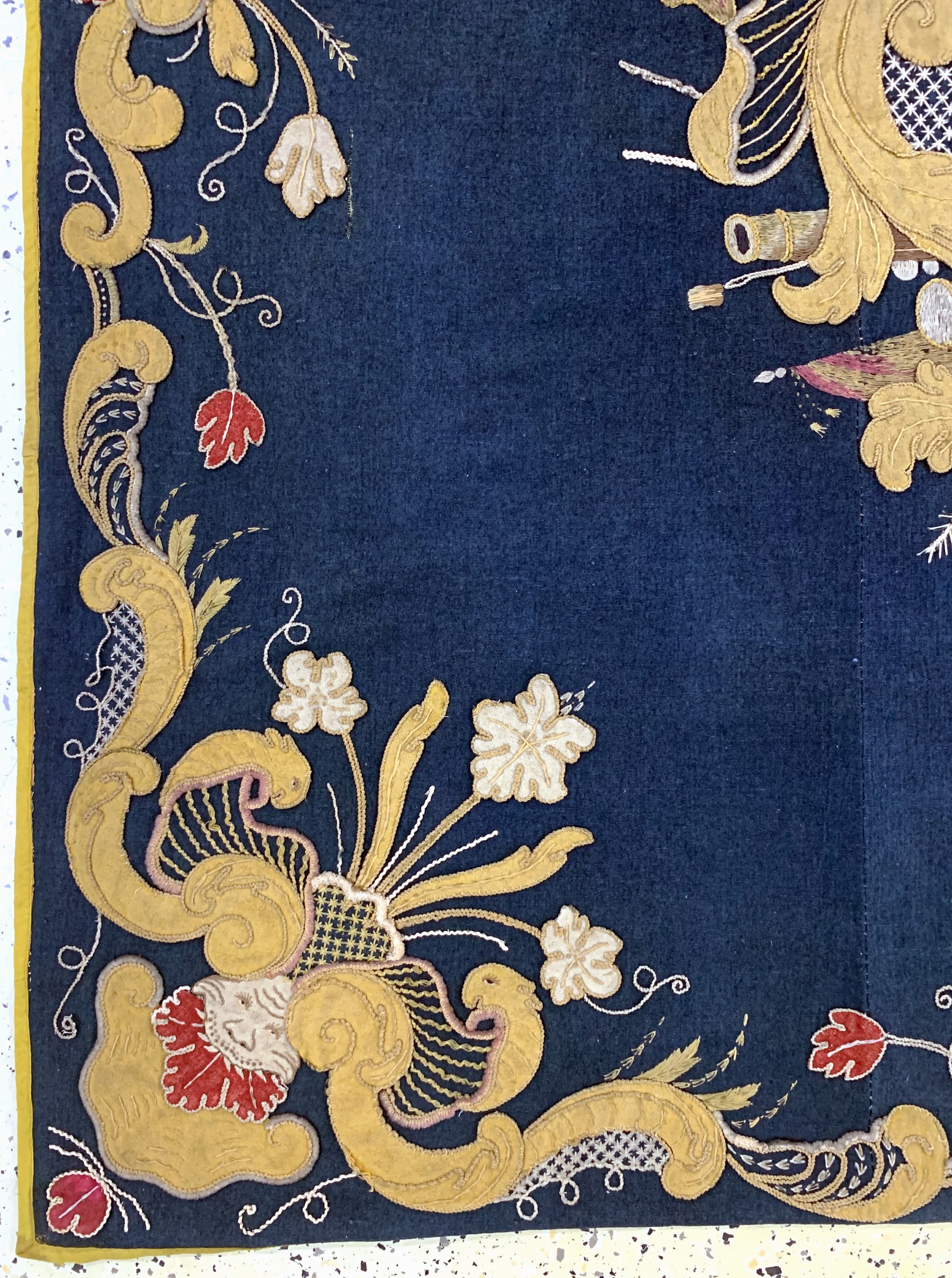 Detail b: "Adels-Wappen"Stickerei, Spanien, 19.Jhd, Wolle-Baumwollstickerei, ca. 195 x 195 cm, EHZ: 2