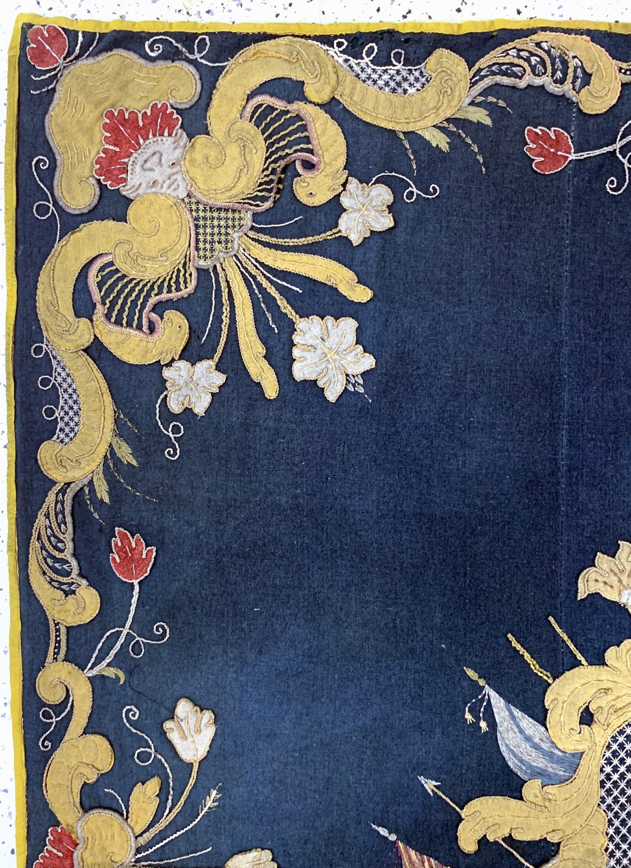 Detail d: "Adels-Wappen"Stickerei, Spanien, 19.Jhd, Wolle-Baumwollstickerei, ca. 195 x 195 cm, EHZ: 2