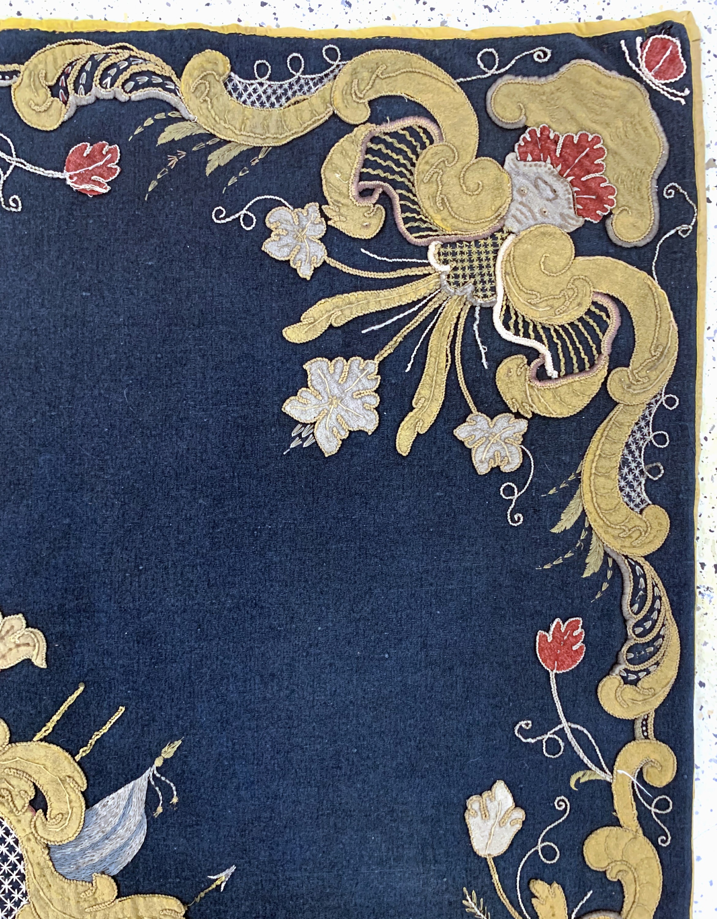 Detail e: "Adels-Wappen"Stickerei, Spanien, 19.Jhd, Wolle-Baumwollstickerei, ca. 195 x 195 cm, EHZ: 2