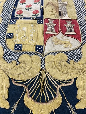 26994098f - ´Adels-Wappen´Stickerei, Spanien, 19.Jhd, Wolle-Baumwollstickerei, ca. 195 x 195 cm, ...