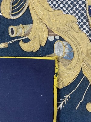 26994098g - ´Adels-Wappen´Stickerei, Spanien, 19.Jhd, Wolle-Baumwollstickerei, ca. 195 x 195 cm, ...