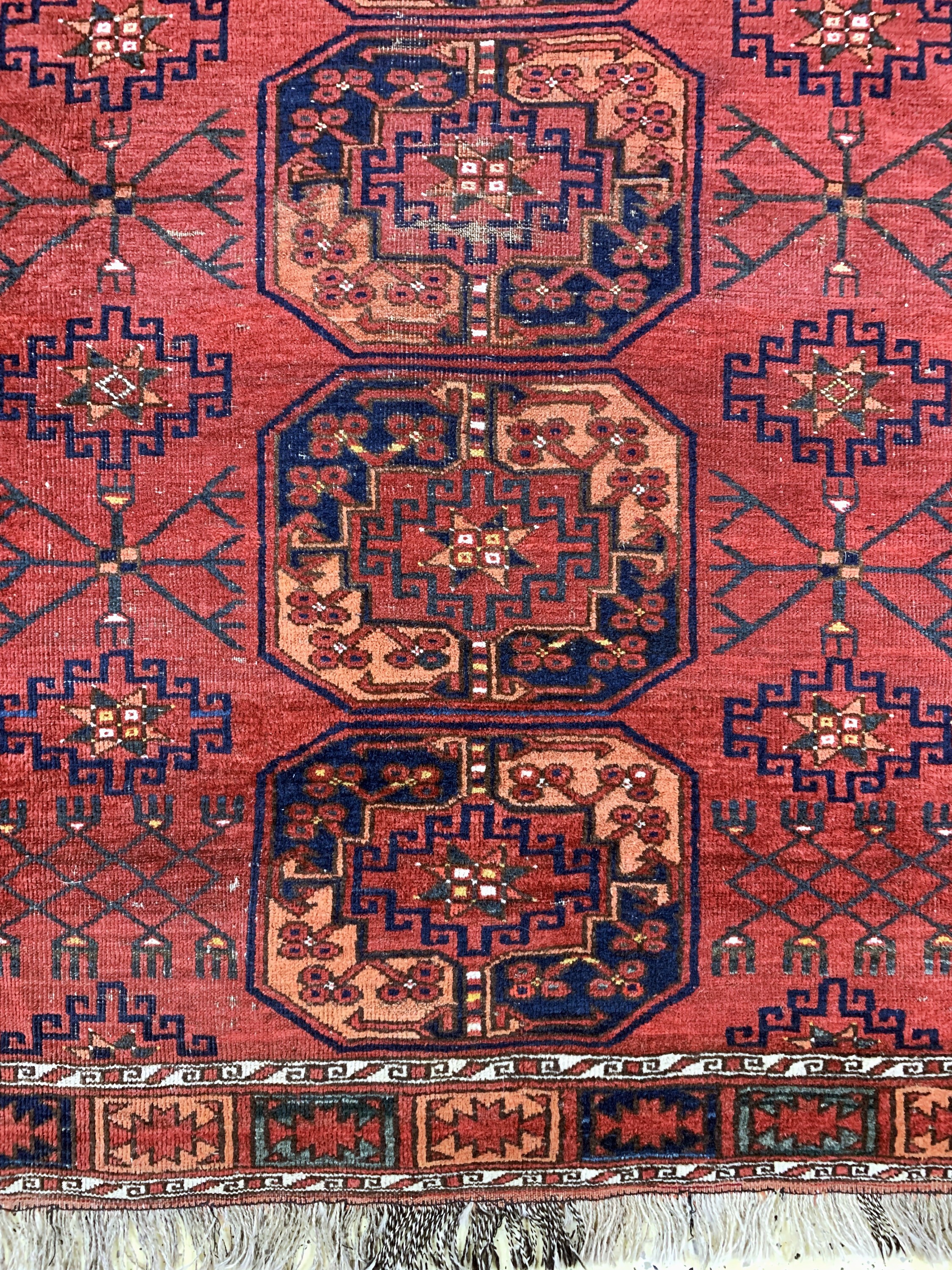 Detail b: Ersari"Hauptteppich"antik, Turkmenistan, 19.Jhd, Wolle auf Wolle, ca. 265 x 230 cm, EHZ: 3