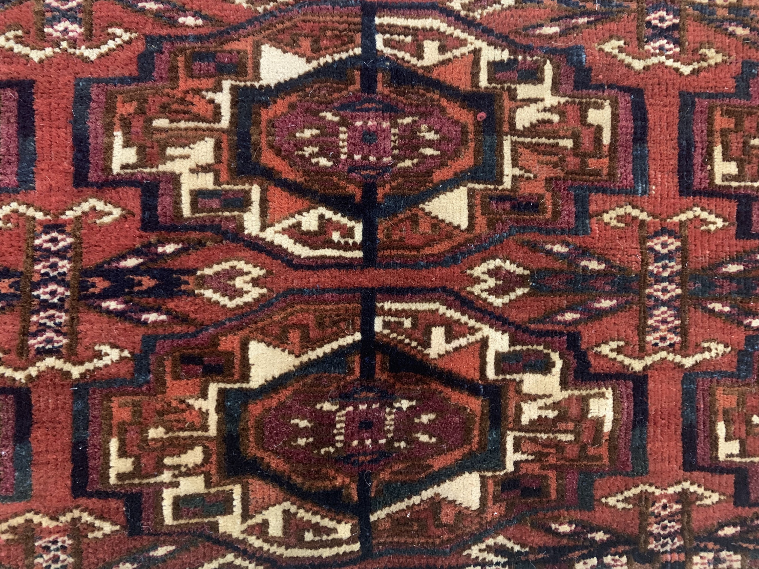 Detail c: Tekke"Torba"fein, Turkmenistan, 19.Jhd, Wolle auf Wolle, ca. 80 x 34 cm, EHZ: 2-3