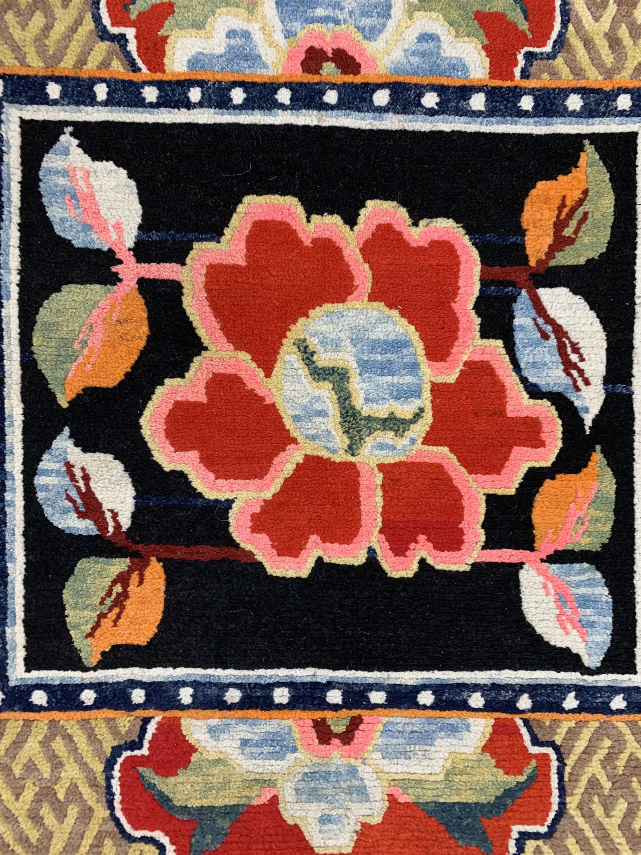 Detail c: "Sitzbank-Teppich", Tibet, um 1920-1930 Wolle auf Wolle, ca. 159 x 80 cm, EHZ: 2