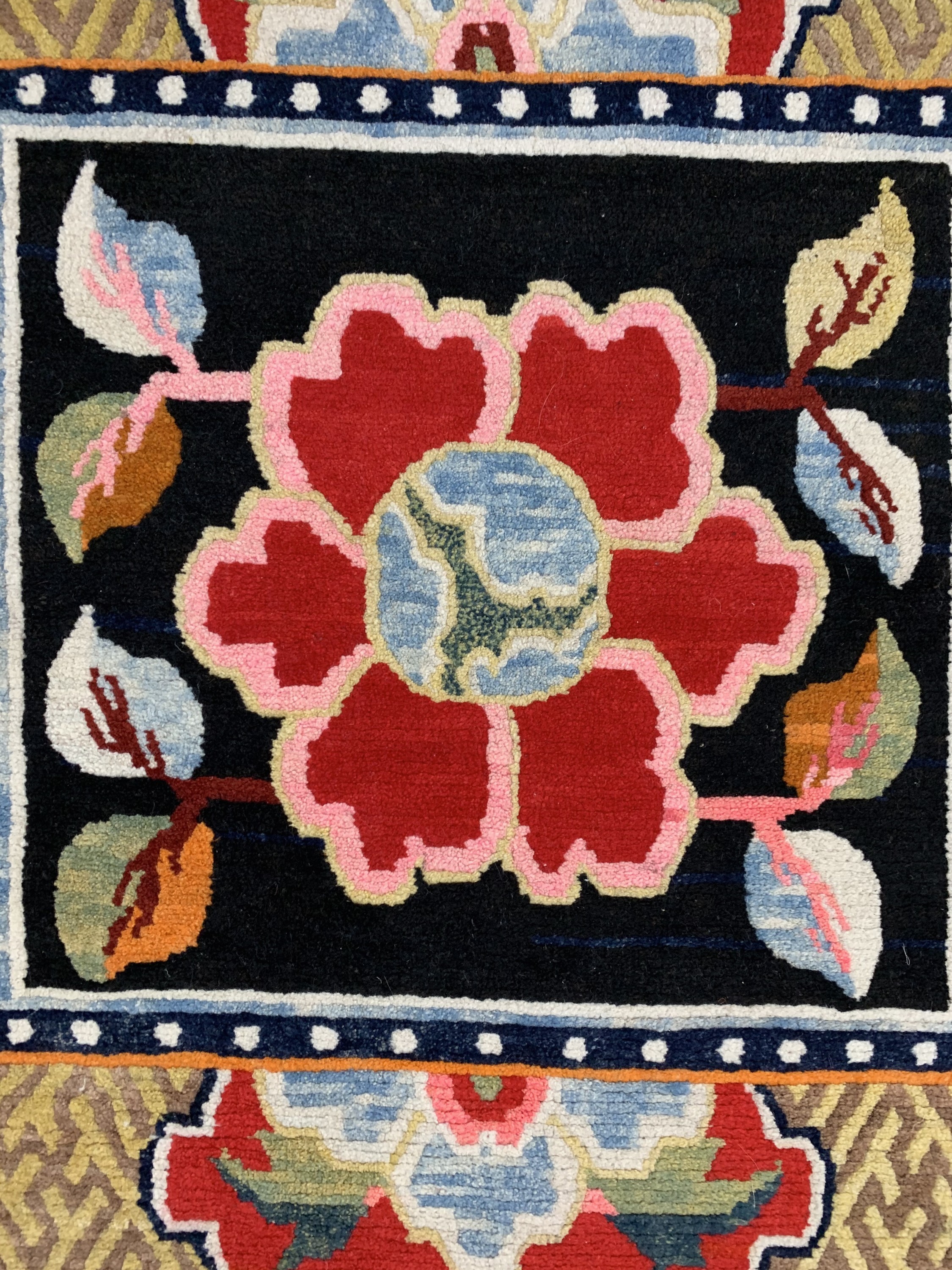 Detail d: "Sitzbank-Teppich", Tibet, um 1920-1930 Wolle auf Wolle, ca. 159 x 80 cm, EHZ: 2