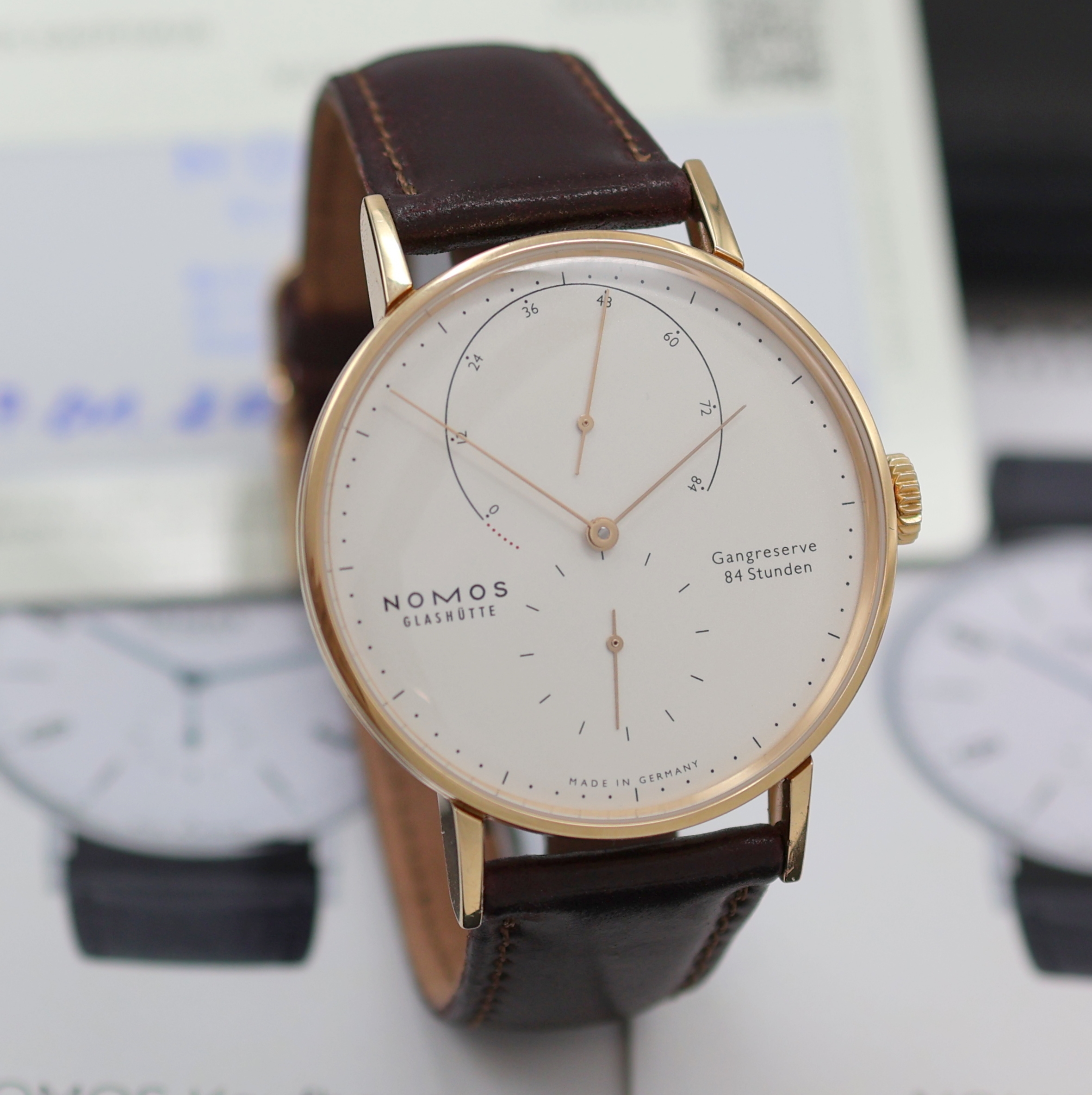 Detail b: NOMOS GLASHÜTTE Herrenarmbanduhr Lambda 39 in Roségold 750/000 Referenz 952, Handaufzug, 3-teil. Geh. beids. vergl., Boden und Glasrand aufgedr., ...