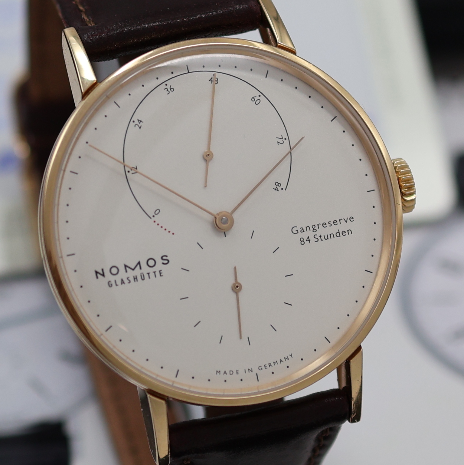 Detail c: NOMOS GLASHÜTTE Herrenarmbanduhr Lambda 39 in Roségold 750/000 Referenz 952, Handaufzug, 3-teil. Geh. beids. vergl., Boden und Glasrand aufgedr., ...